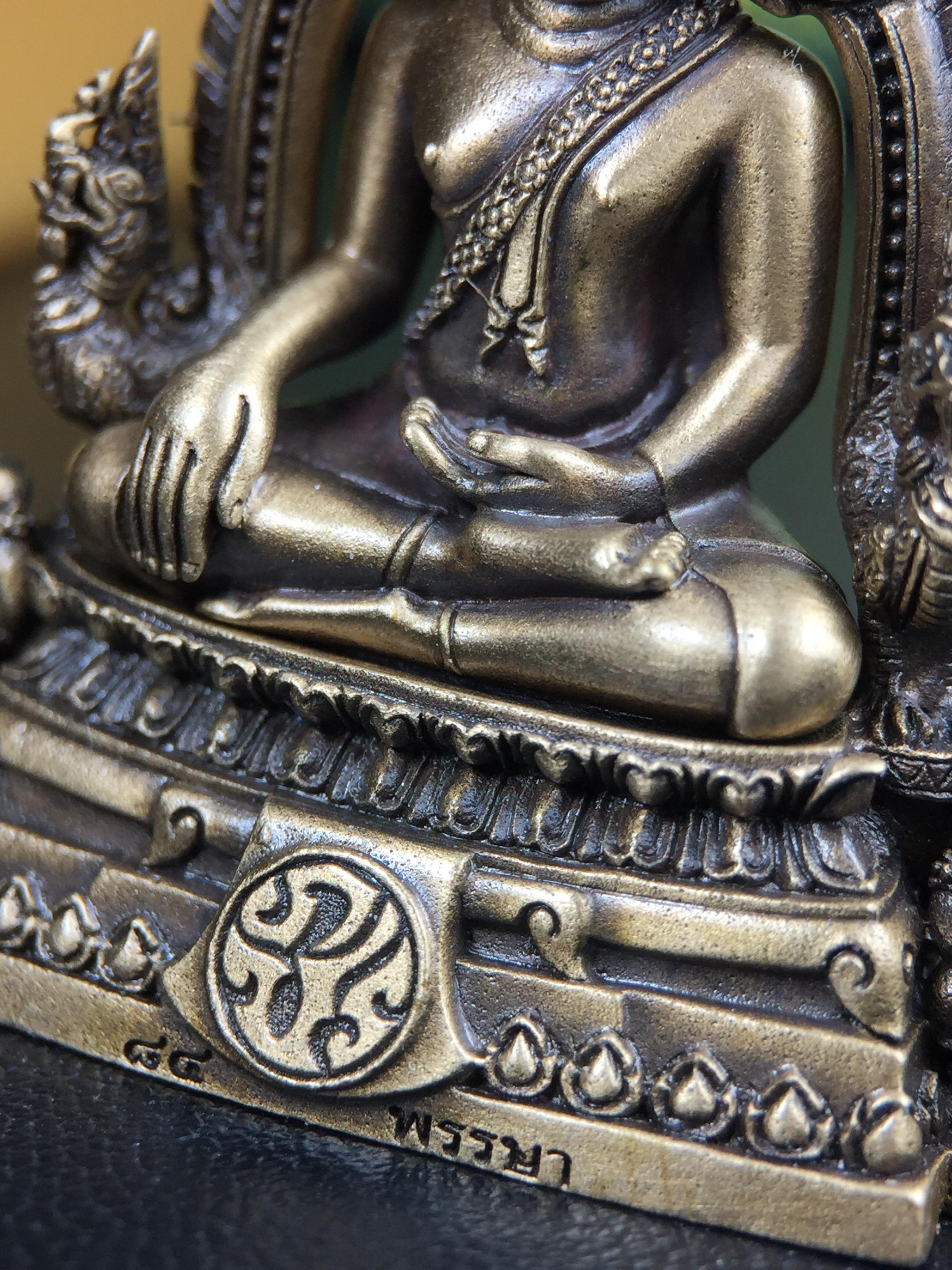 พระพุทธชินราช(จำลอง) ภปร. 84 พรรษา เนื้อบรอนซ์รมดำซาติน พิมพ์ใหญ่ขนาดหน้าตัก 3/4 นิ้ว (พระราชทานมวลสาร จิตรลดาและเส้นพระเจ้า(เส้นผม)รัชกาลที่9)พุทธศิลป์ทรงคุณค่าอีกหนึ่งรุ่นยอดนิยม(1ใน5000องค์)