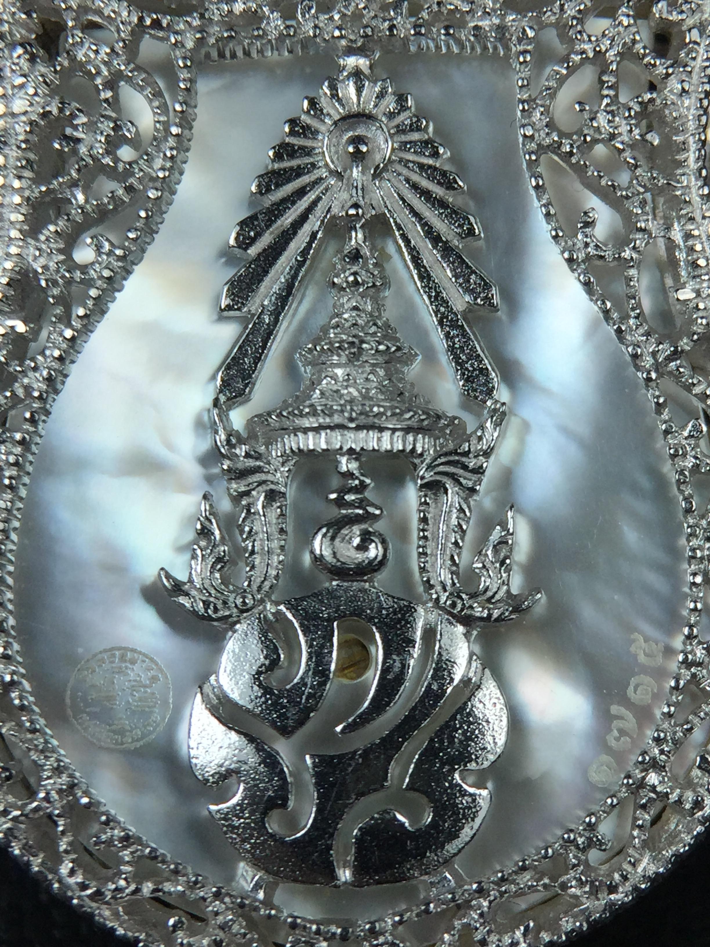 พระพุทธชินราช ภปร. โครงการ "เพราะแผ่นดินนี้ คือ แผ่นดินเกิด" ปี2548(รุ่นแรก) เหรียญทรงเสมา ขนาด 21 x 29 มม.เนื้อเงินสามกษัตริย์ องค์พระชุบสามกษัตริย์ ล้อมด้วยกรอบเงินชุบทองคำขาวสลักเสลาเป็นลวดลายละเอียดอ่อน ส่วนพื้นองค์พระเป็นเปลือกหอยมุขงดงาม