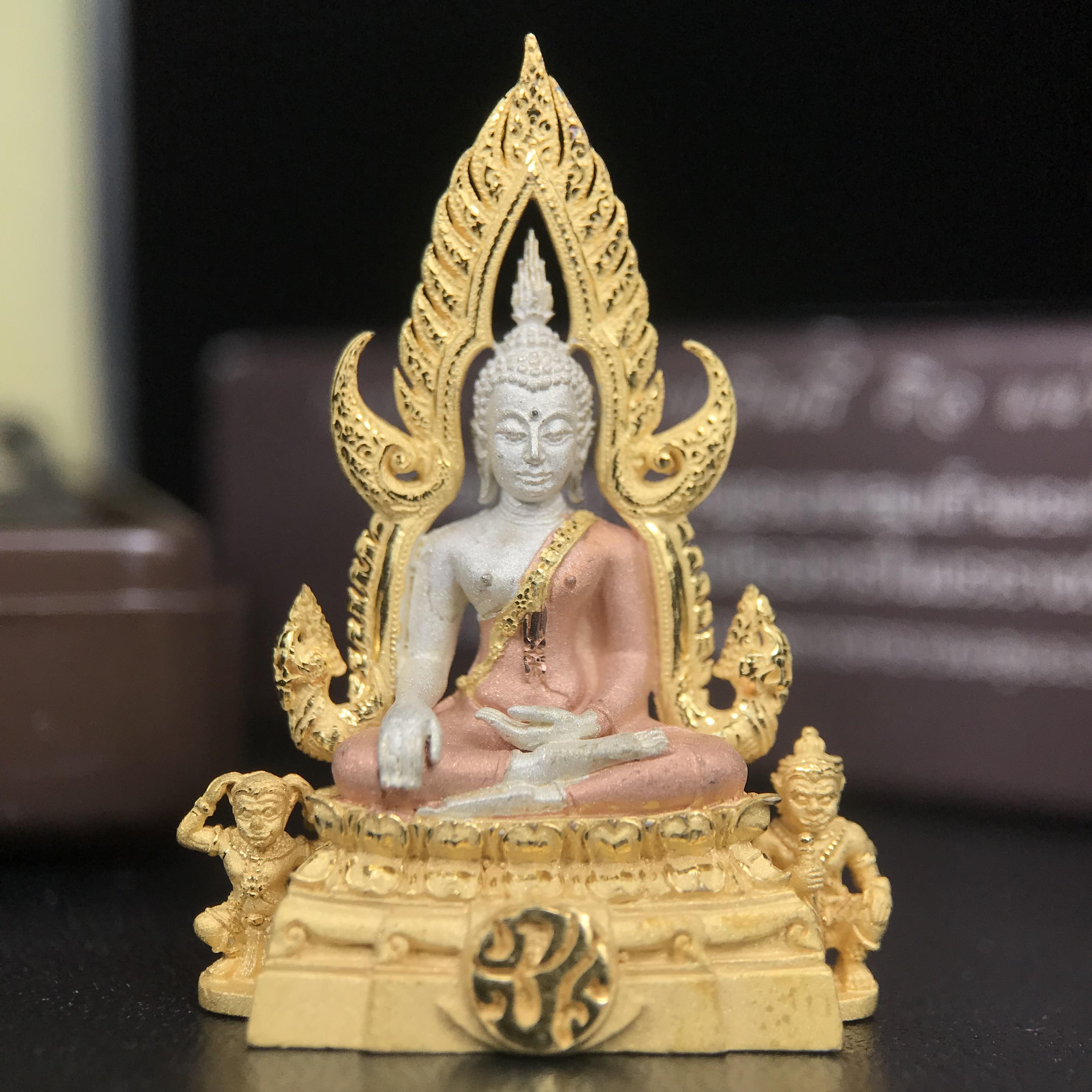 พระพุทธชินราช ภปร. โครงการ "เพราะแผ่นดินนี้ คือ แผ่นดินเกิด" ปี 2548(รุ่นแรก) ลอยองค์เนื้อเงินสามกษัตริย์ หน้าตัก 1/2 นิ้ว (ขนาด 3.5 x 2.5 ซม.) พุทธศิลป์งดงามทรงคุณค่า รุ่นยอดนิยม(องค์หมายเลข ๘๘๔๖)