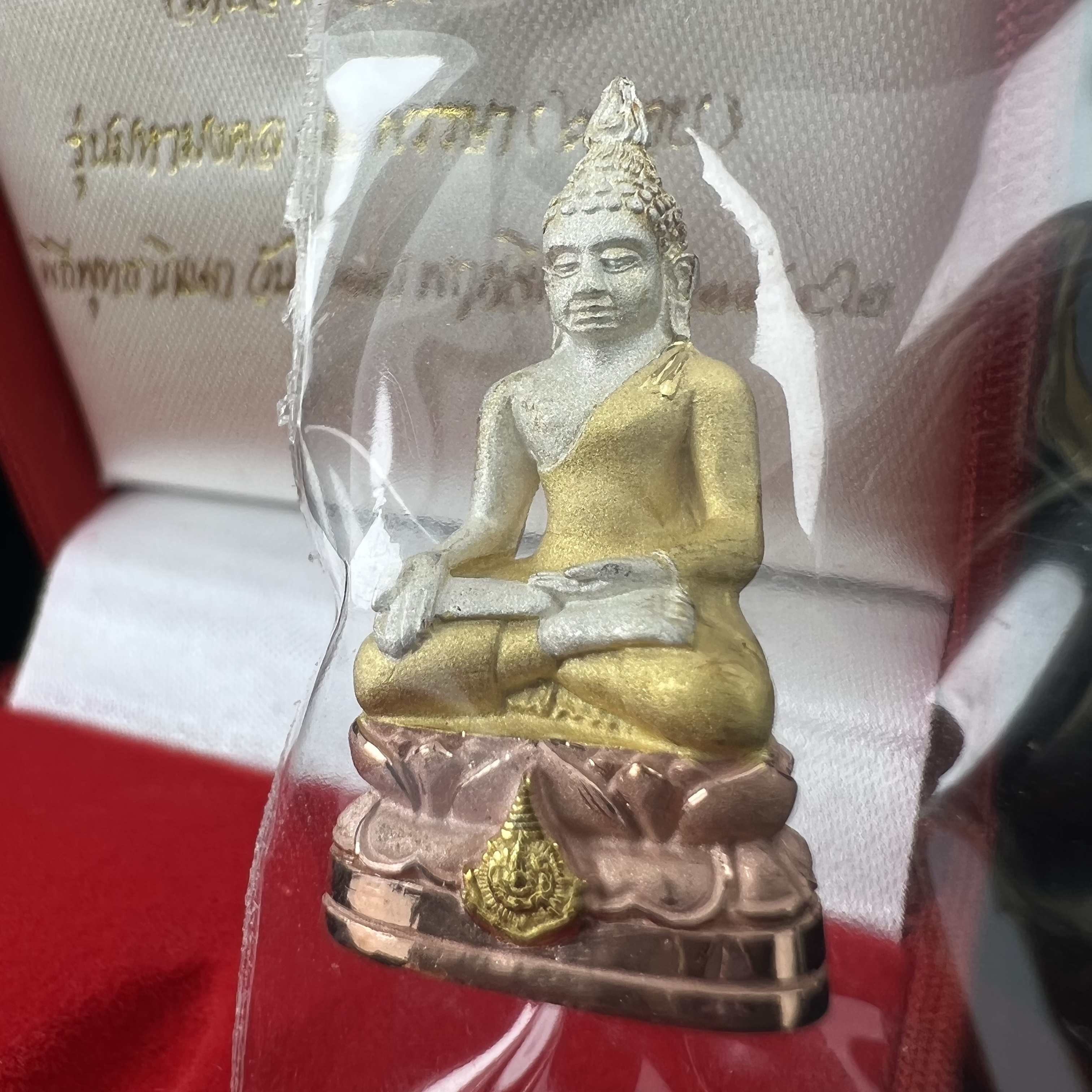 พระไพรีพินาศ รุ่นมหามงคล 72 พรรษา (6 รอบ) ในหลวงรัชกาลที่9 ปี2542 พิมพ์ใหญ่ เนื้อเงินบริสุทธิ์ 99.9% ชุบสามกษัตริย์แบบพ่นทรายขัดเงาบางส่วน(สภาพสวยซีนซองเดิมกล่องบรรจุเดิมครบสมบูรณ์)1 ใน 1500 องค์