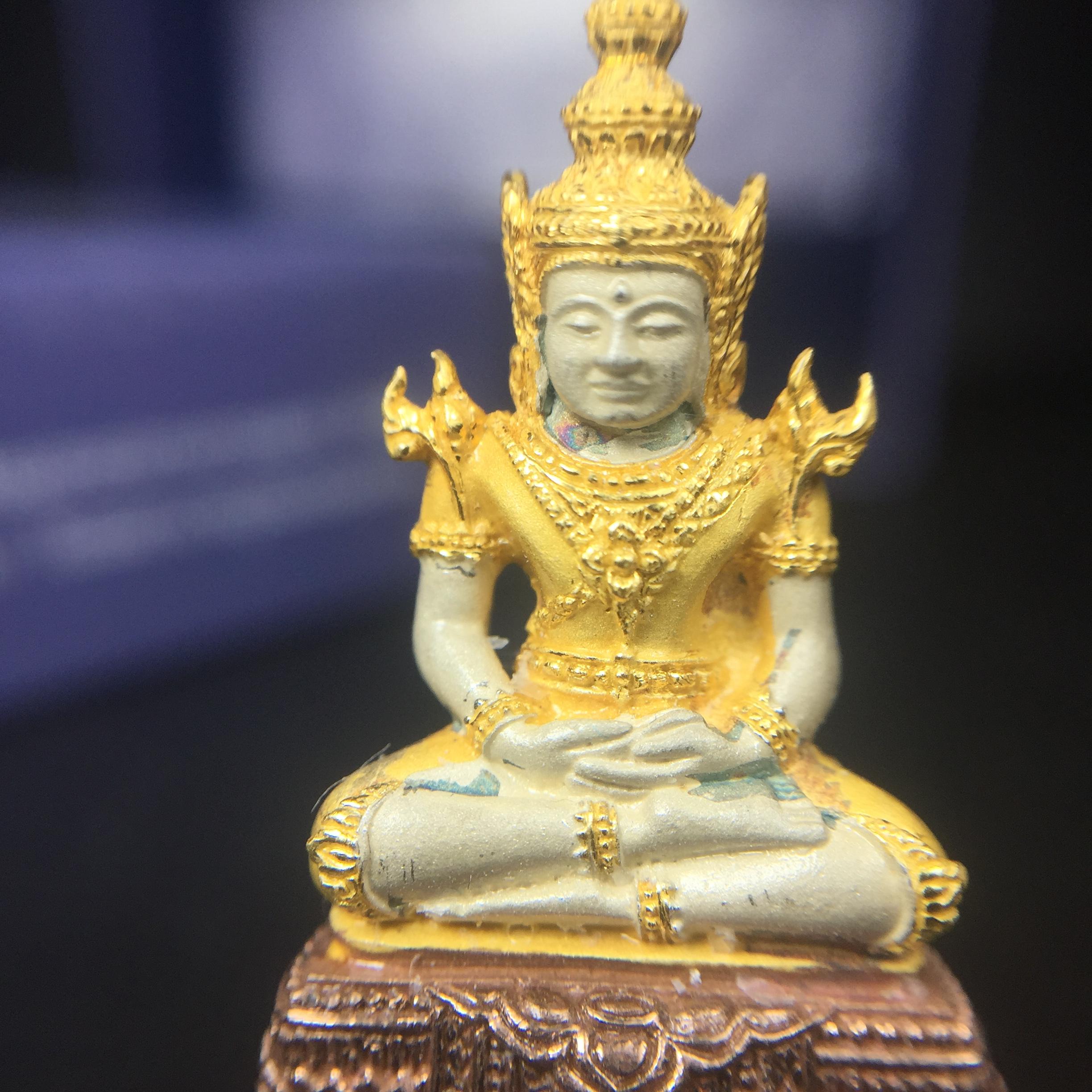 พระแก้วมรกต ภปร. ปี2547 จัดสร้างโดย รพ.ภูมิพลฯ เนื้อเงิน (3 กษัตริย์)ลอยองค์ หน้าตัก 1/2 นิ้ว(1ใน3000องค์)