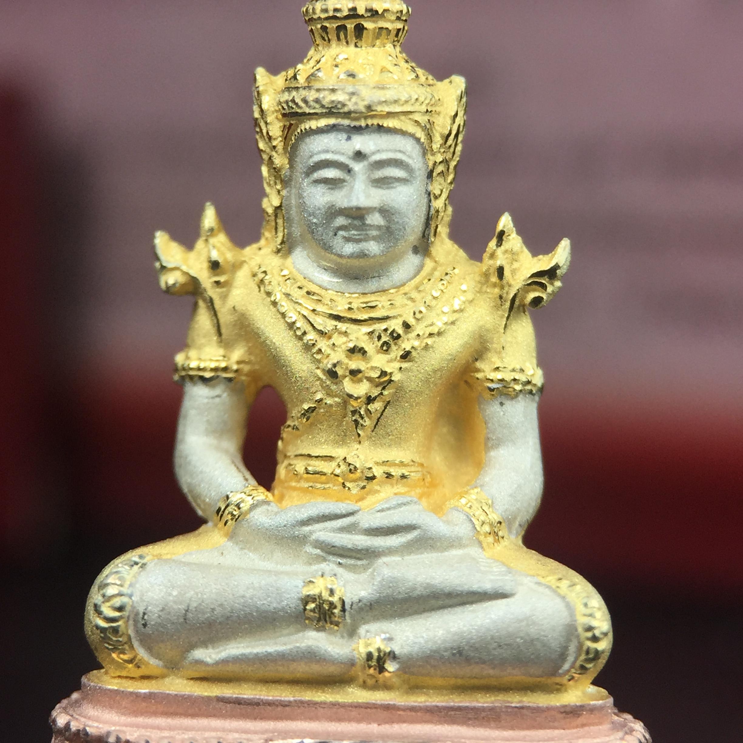 พระแก้วมรกต ภปร.(รุ่นแรก) ปี2545 รุ่นฉลองกรุงรัตนโกสินทร์ครบ 220 ปี พิมพ์ลอยองค์ใหญ่ เนื้อเงินบริสุทธิ์ 92.5% (สามกษัตริย์) ขนาด 19*35 มม. พร้อมกล่องบรรจุเดิม สวยครบสมบูรณ์