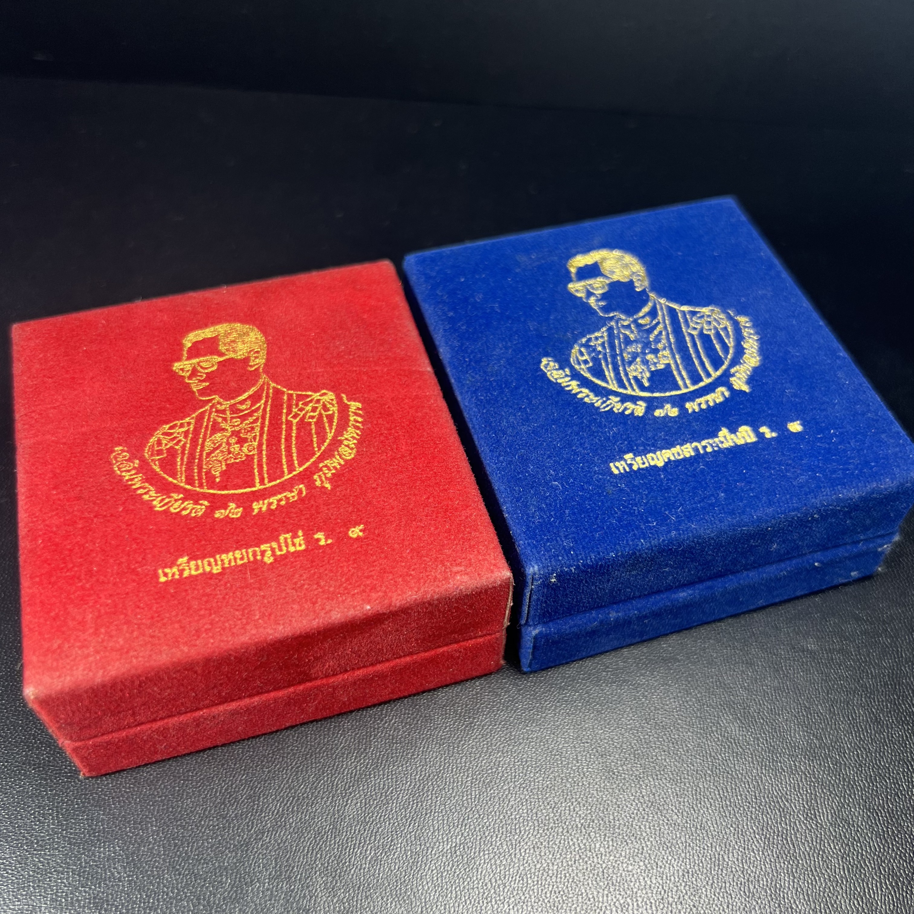 พระบรมฉายาลักษณ์ ร.9 เหรียญหยกรูปไข่เลี่ยมทองคำแท้(งานเลี่ยมเดิมจากผู้จัดสร้าง)+พระบรมฉายาลักษณ์ เหรียญคชสารหมื่นปี ร.9 หน้ากากทองคำ เฉลิมพระเกียรติ 72 พรรษา ภูมิพลมหาราช ปี 2542(1ชุด2องค์)(อีกหนึ่งวัตถุมงคลที่ระลึกของพระองค์ท่านที่พบเจอหายากมากในปัจุบัน)