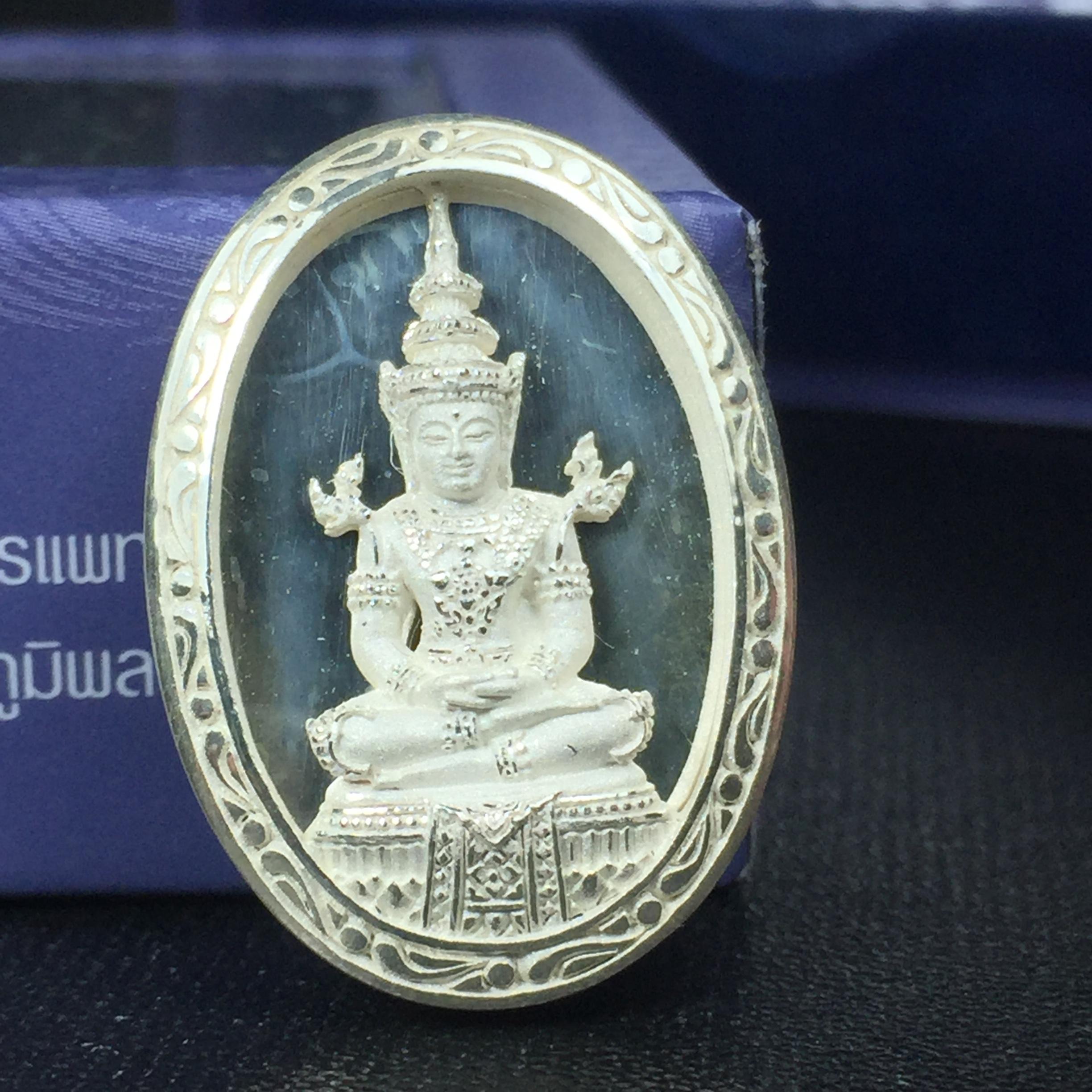 พระแก้วมรกต ภปร. ปี2547 จัดสร้างโดย รพ.ภูมิพลฯ เนื้อเงิน เหรียญทรงกลมรี(1ใน3000องค์)