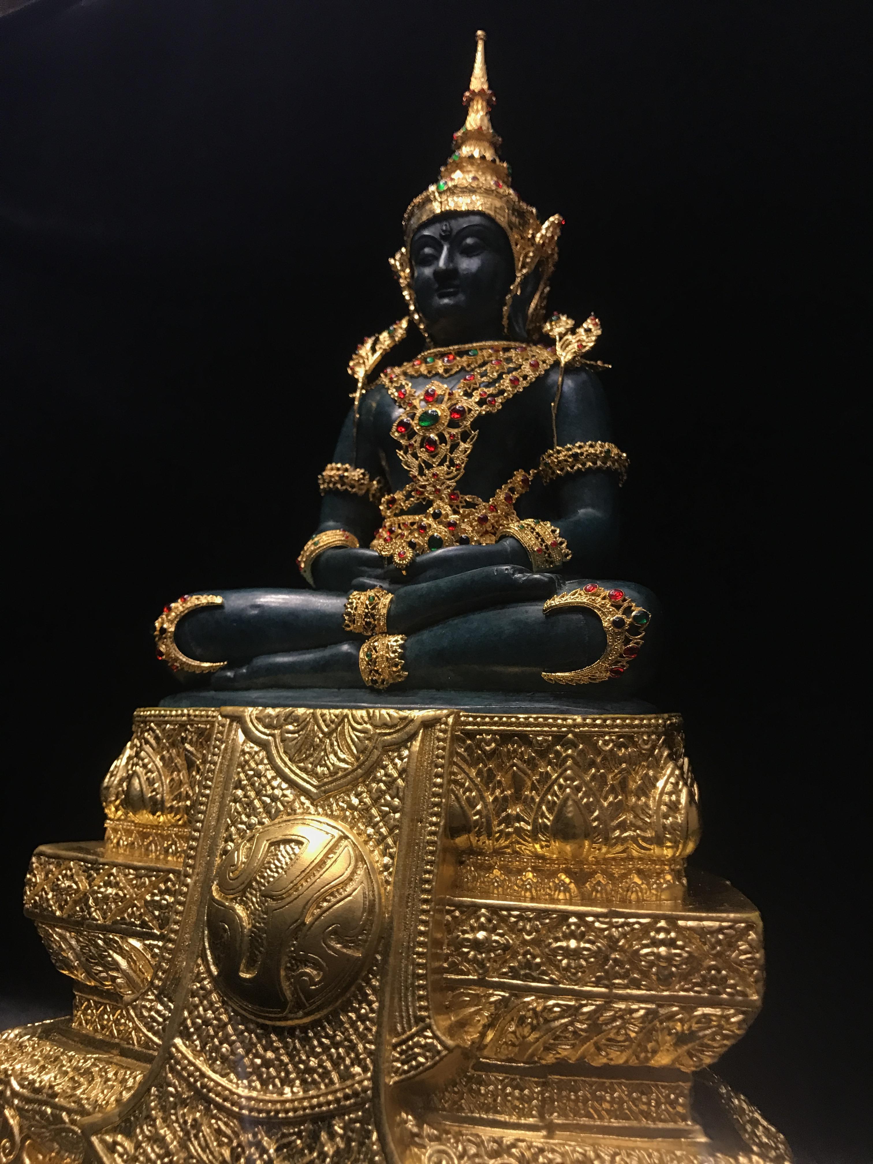 พระพุทธมหามณีรัตนปฏิมากร จำลอง (พระแก้วมรกต) ขนาดบูชาหน้าตัก 5 นิ้ว ตราสัญลักษณ์ ภ.ป.ร. รุ่นแรก ปี2547 เนื้อนวโลหะเคลือบสีเขียว(เครื่องทรงนวโลหะชุบทอง)