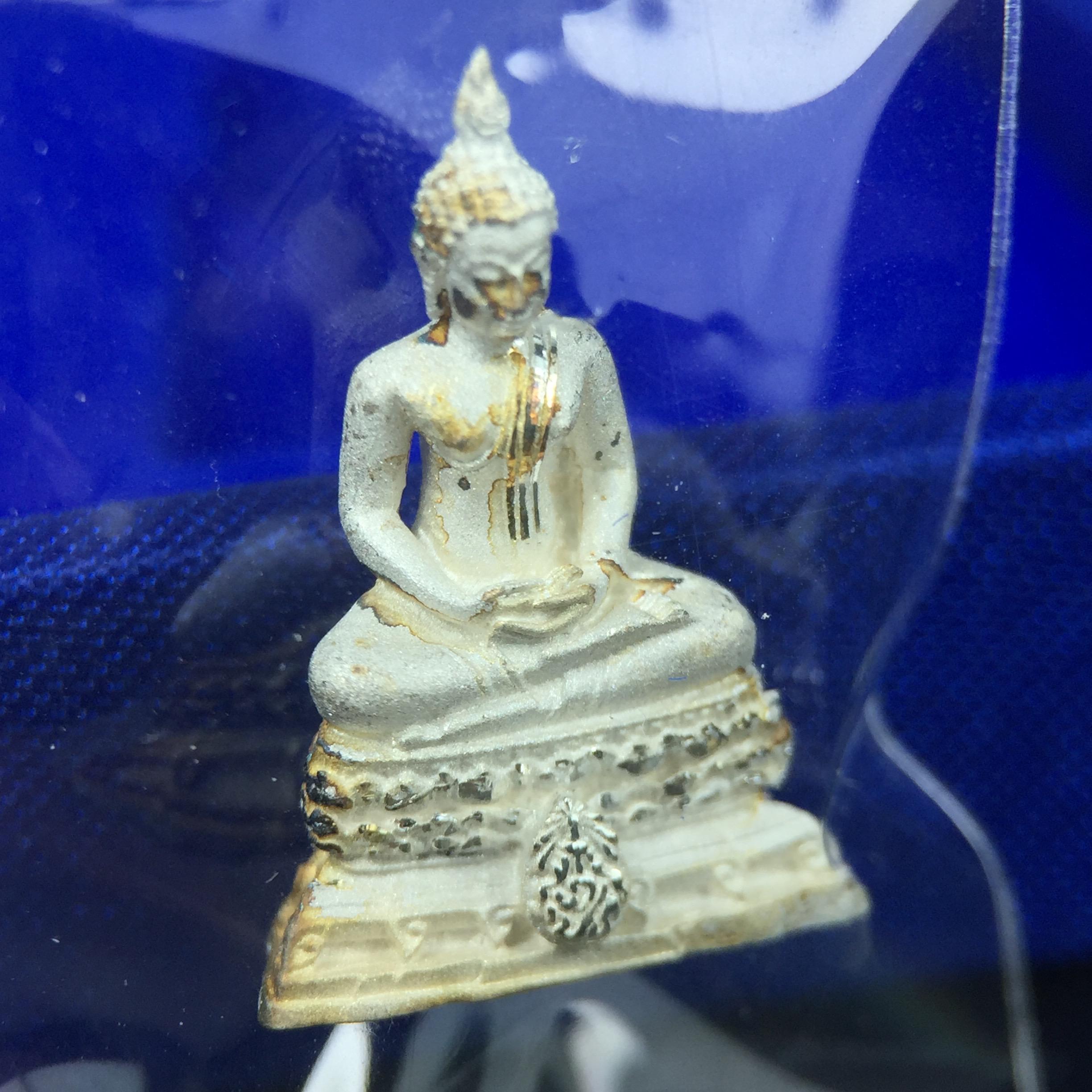 พระชัยวัฒน์พุทธสิหิงค์ ภปร. รุ่นสร้างหอพระธรรมศาสตร์ ปี2542 เนื้อเงิน(ผิวเดิม ซีนซองเดิม กล่องครบสวยสมบูรณ์) มหาพิธี 3วาระอันยิ่งใหญ่(ตอกโค๊ตและหมายเลข๔๕๕๕)(เลขสวย ท้ายเลขตอง)1ใน 10000 องค์