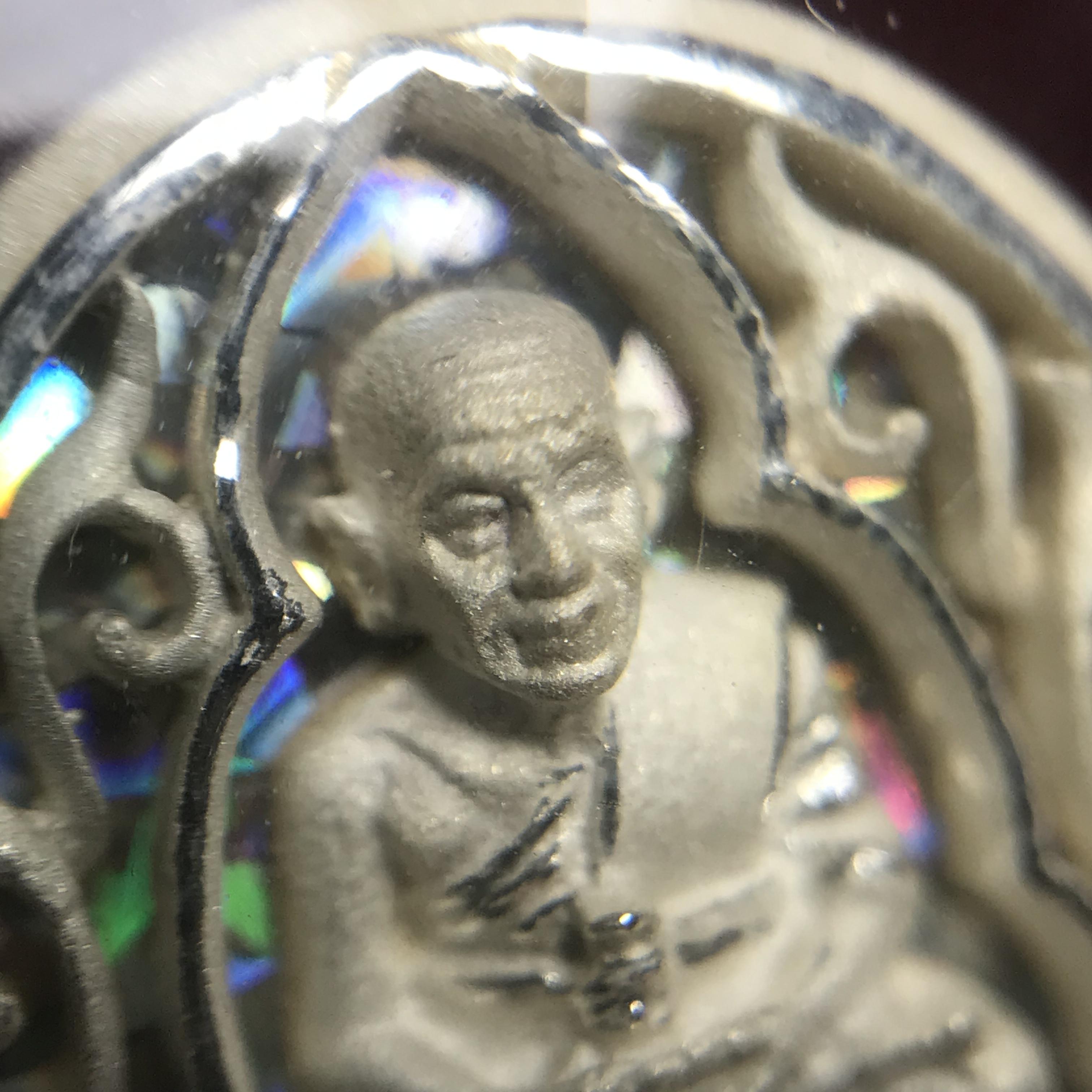 เหรียญหลวงปู่ทวด รุ่นมงคลบารมี วัดประสาทบุญญาวาส ปี 2545 เนื้อเงินพิมพ์ทรงรูปไข่(เล็ก)(2.0*1.8ซม.)ฉลุลายสวยงาม ตอกโค๊ตมีหมายเลข พร้อมกล่องบรรจุเดิม