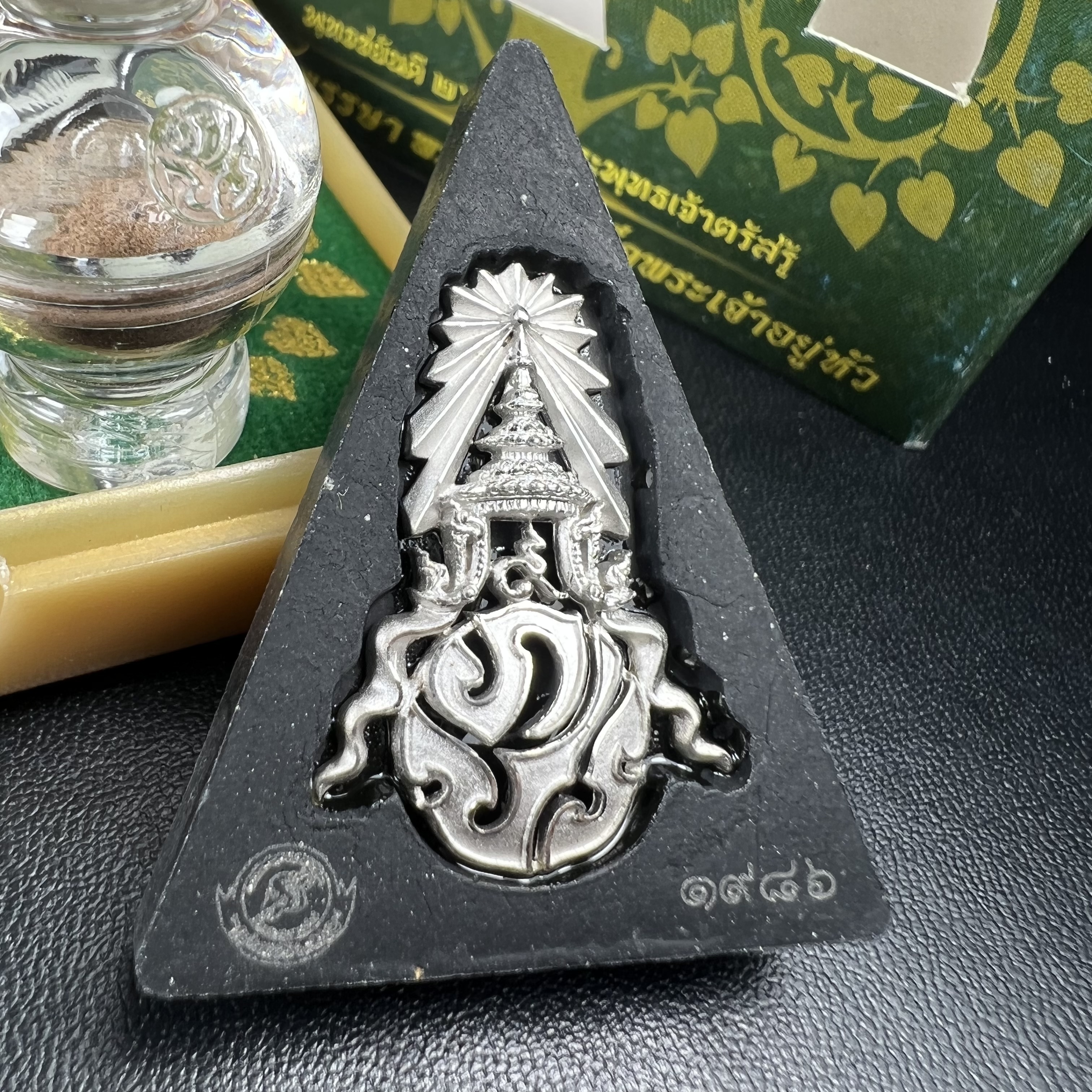 พระพุทธชินราช(จำลอง)ภปร. 84พรรษา เนื้อผงปิดทองด้านหน้า หลัง ภ.ป.ร. เงินชุบทองคำขาว(พระราชทานมวลสาร จิตรลดาและเส้นพระเจ้า ร.9(เส้นผม))