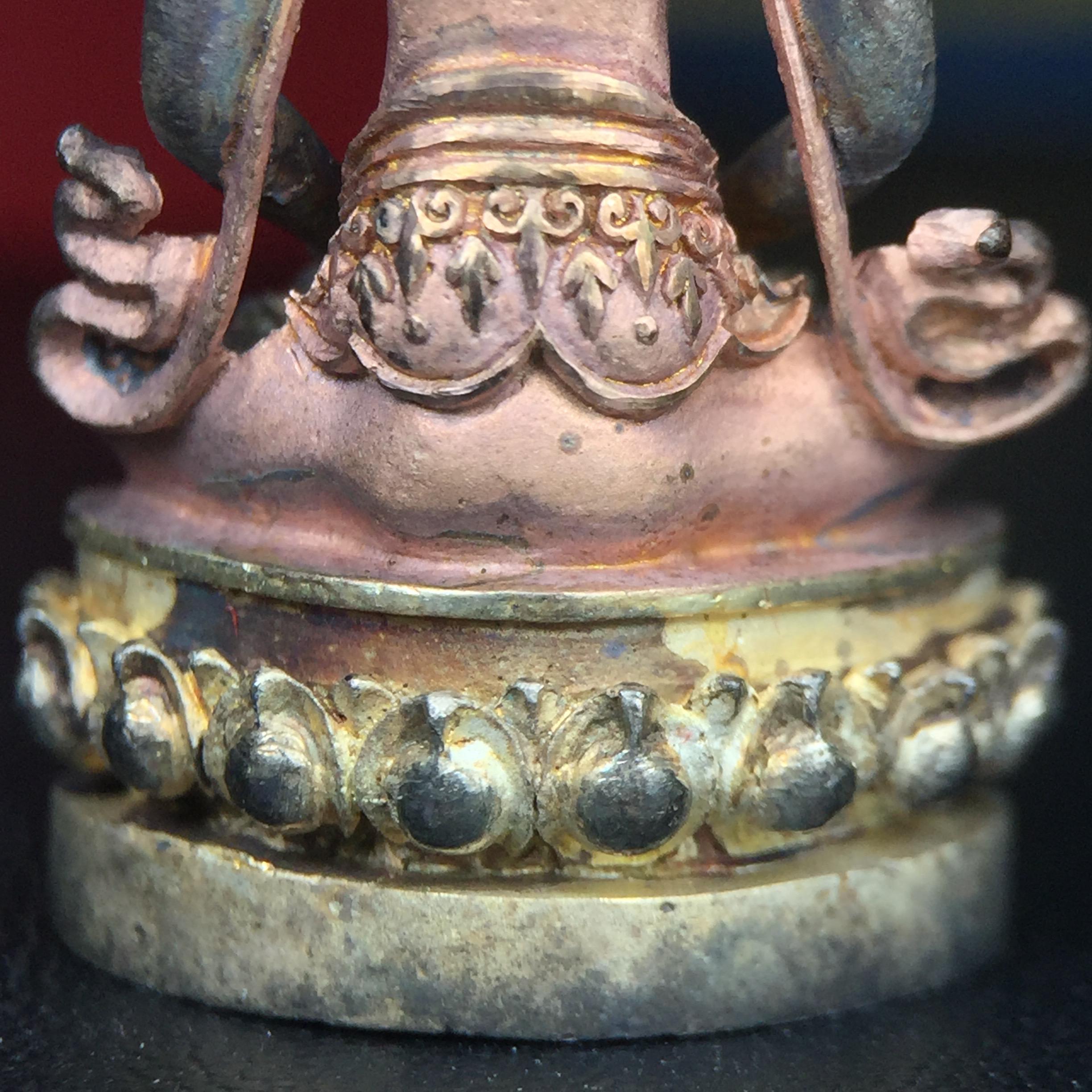 พระกริ่งอวโลกิเตศวร ( เจ้าแม่กวนอิม ) วัดโพธิ์แมนคุณาราม รุ่นอุดมโภคทรัพย์ พ.ศ.2539 เนื้อเงิน 3 กษัตริย์ พ่นทราย(ผิวเดิม ขึ้นสีรุ้งธรรมชาติ แบบนิยม เสน่ห์ของพระเนื้อเงิน) (พร้อมกล่องบรรจุการ์ดใบรับรองเดิมครบ) (อีกหนึ่งรุ่นยอดนิยม พุทธศิลป์สวยงดงาม)