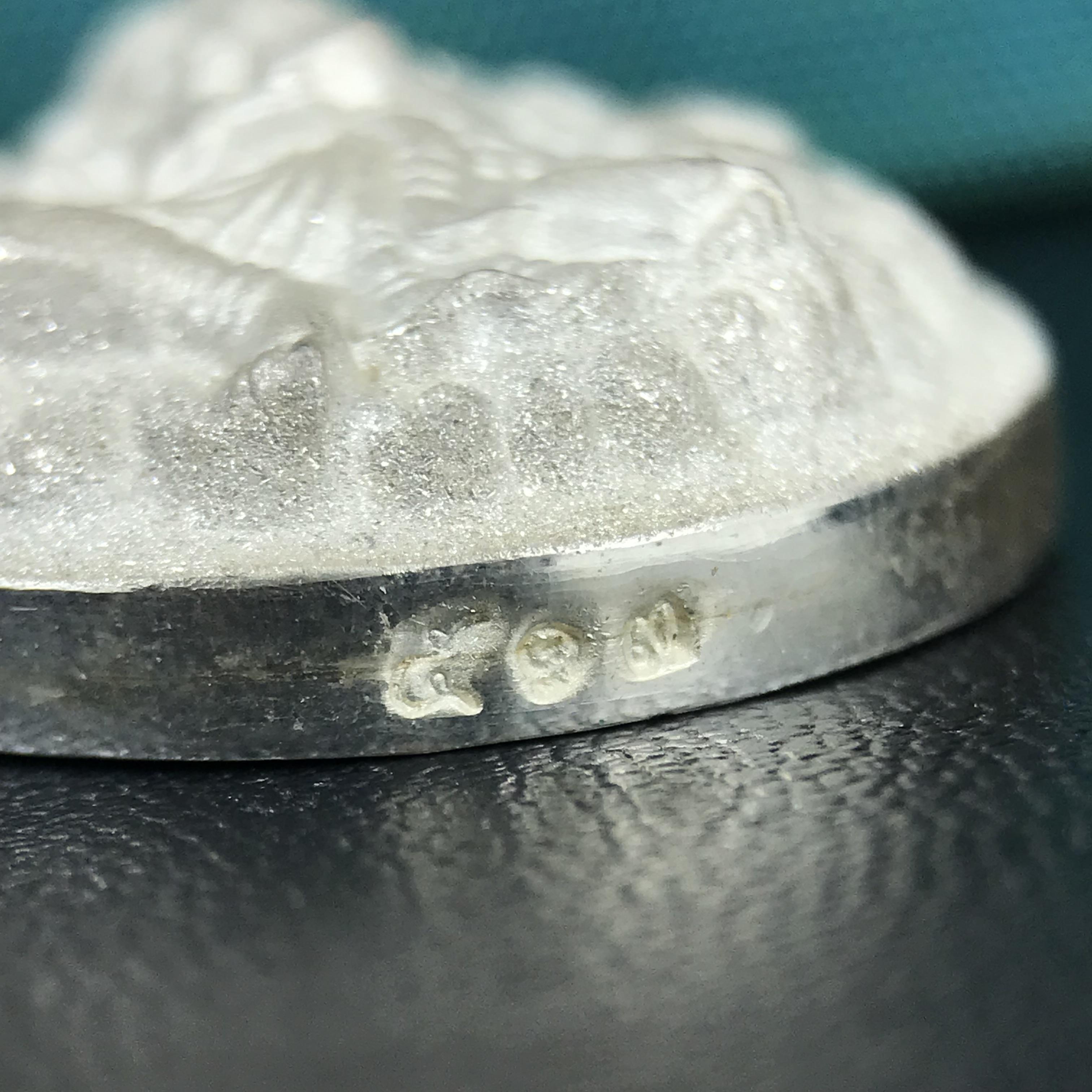 เหรียญพระพิฆเนศวร ญสส. ชุดกาญจนาภิเษกครองราชย์ 50 ปี พุทธศักราช 2538 พิมพ์ใหญ่(2.9 ซม.) เนื้อเงิน(พ่นทรายและขัดเงาบางส่วน) สภาพสวยเดิมพร้อมกล่องบรรจุเดิม ตอกโค๊ดหมายเลขกำกับ(1ใน 5539องค์)