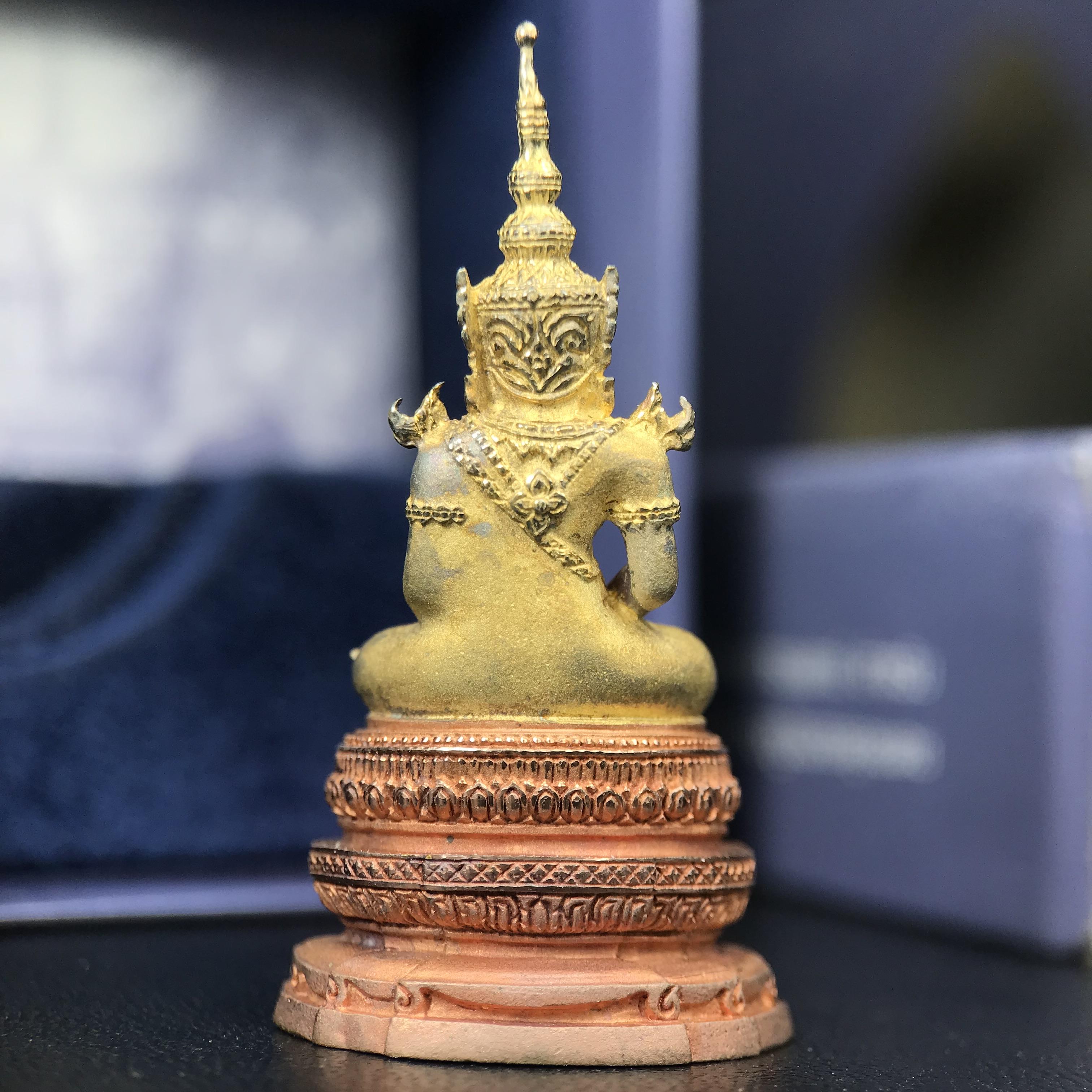 พระแก้วมรกต ภปร. ปี 2547 จัดสร้างโดยโรงพยาบาลภูมิพลอดุลยเดช เนื้อเงิน(3 กษัตริย์) ลอยองค์ หน้าตัก 1/2 นิ้ว สูง 3.7 ซม.พิธีมหามังคาภิเษก ณ พระอุโบสถวัดพระศรีรัตนศาสดาราม(วัดพระแก้ว) งดงามทรงคุณค่าอีกหนึ่งรุ่นยอดนิยม หายาก(องค์หมายเลข ๑๔๖๖)ผิวเดิมติดรุ้งสวย