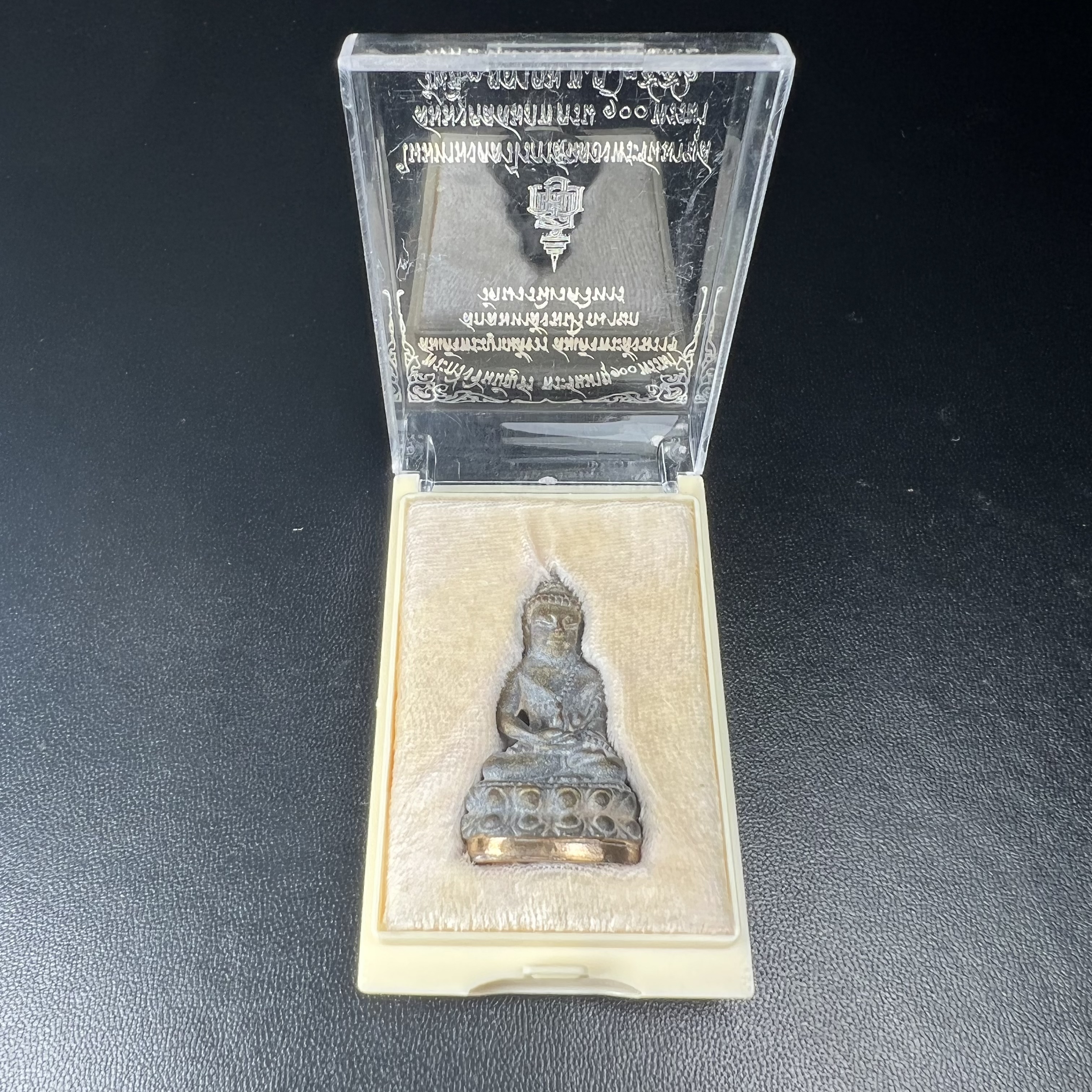 พระกริ่งชินบัญชรฉลองพระชันษา 100 ปี สมเด็จพระญาณสังวร วัดบวรนิเวศวิหาร ปี 2556 เนื้อนวโลหะผสมทองคำก้นทองแดง พิธีใหญ่ มวลสารเด่น นิยม(1 ใน 2556 องค์)