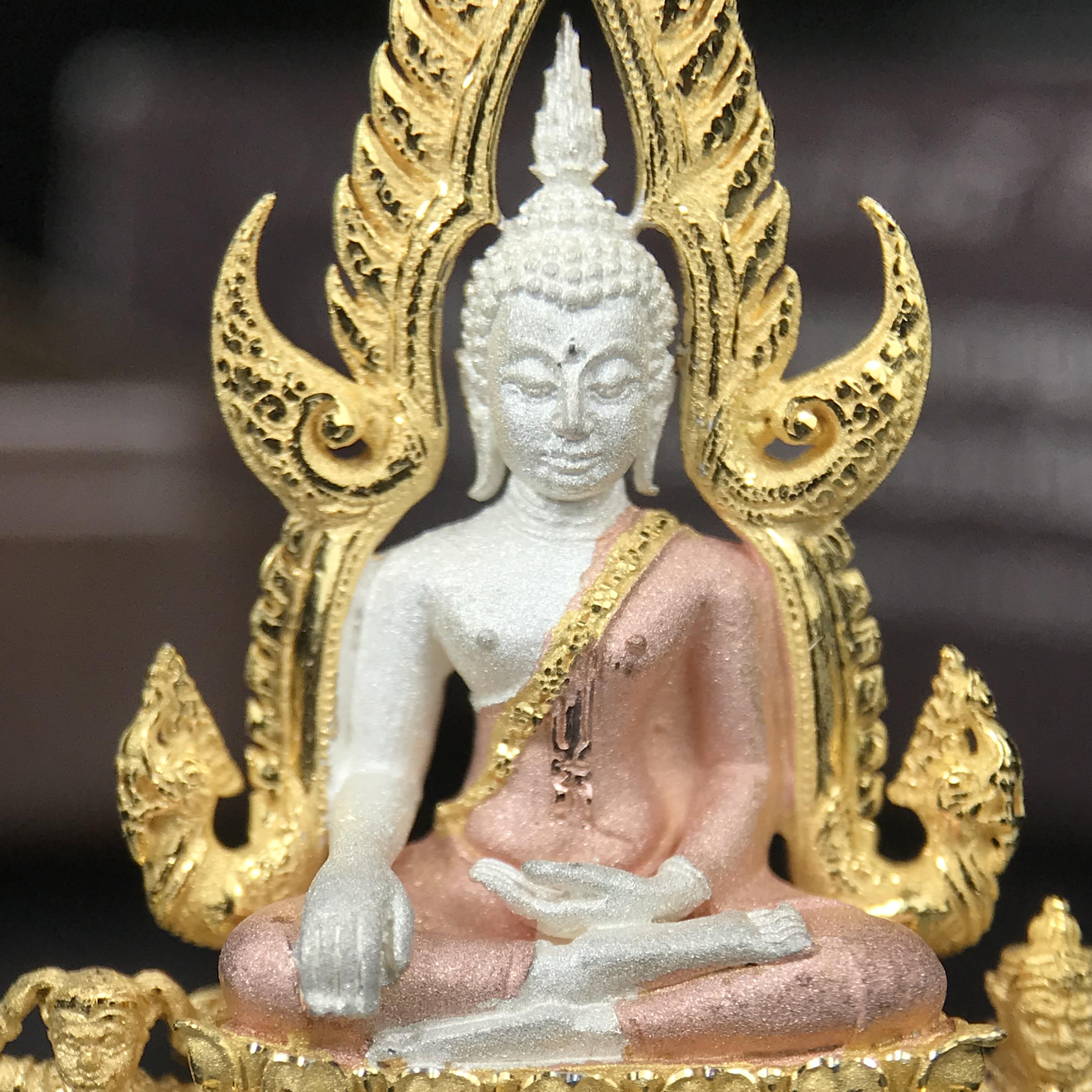 พระพุทธชินราช ภปร. โครงการ "เพราะแผ่นดินนี้ คือ แผ่นดินเกิด" ปี 2548(รุ่นแรก) ลอยองค์เนื้อเงินสามกษัตริย์ หน้าตัก 1/2 นิ้ว (ขนาด 3.5 x 2.5 ซม.) พุทธศิลป์งดงามทรงคุณค่า รุ่นยอดนิยม(องค์หมายเลข 9141)เลขสวยเลขเก้าหน้า...เจริญก้าวหน้าในทุกๆด้าน