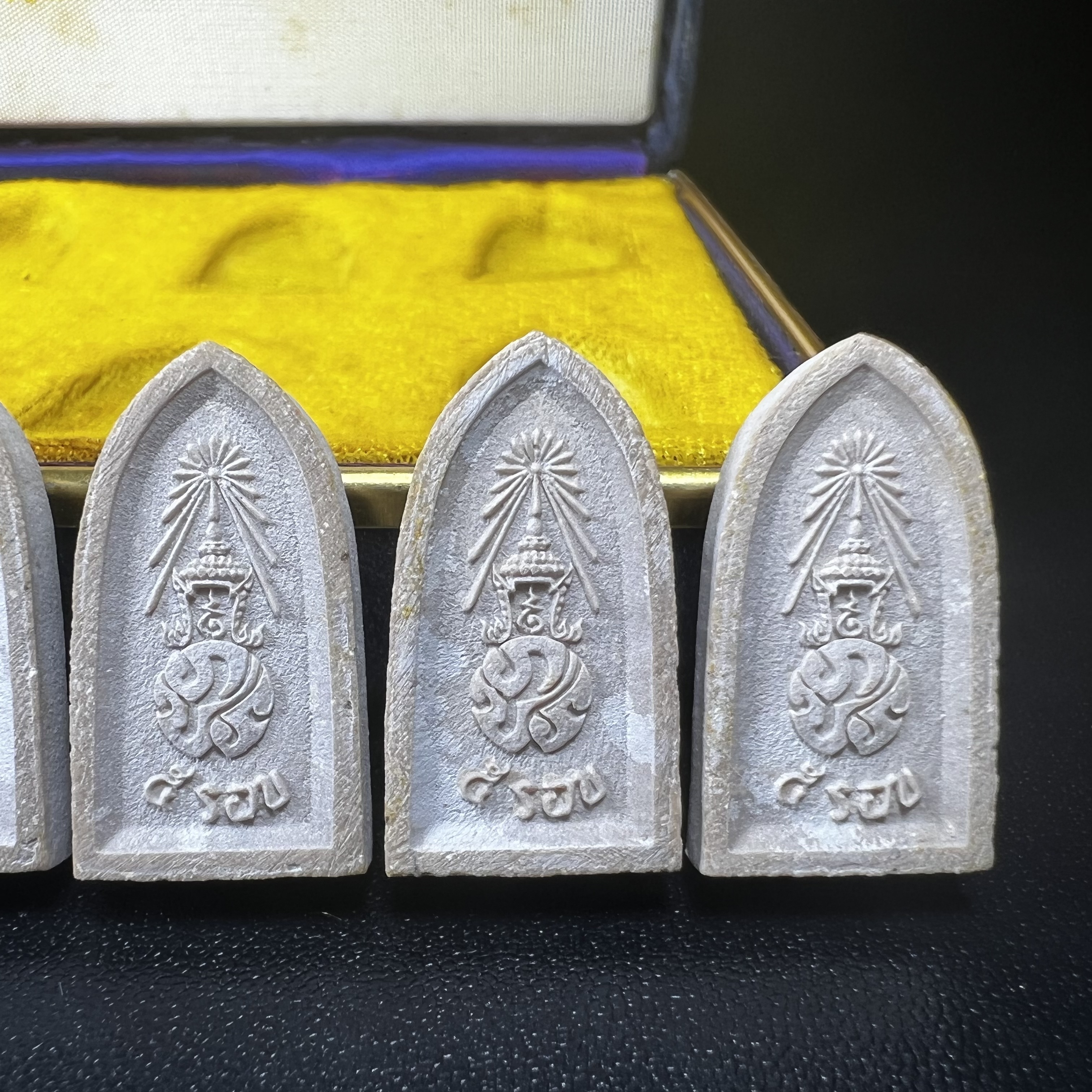 พระไพรีพินาศ ภปร. ครบ 5 รอบ ในหลวงรัชกาลที่ 9 ปี 2530(เนื้อผงพิมพ์ใหญ่) ชุดกรรมการ บรรจุจำนวน 10 องค์ ในกล่อง ตราสัญลักษณ์ ภปร.(ในหลวงรัชกาลที่9เสด็จในพิธีเจิมพระสุหร่าย)พระดี พิธีใหญ่ ประกอบพิธีพุทธาภิเษกพร้อมกับพิธีพระกริ่งปวเรศ ปี2530 วัดบวรนิเวศวิหาร