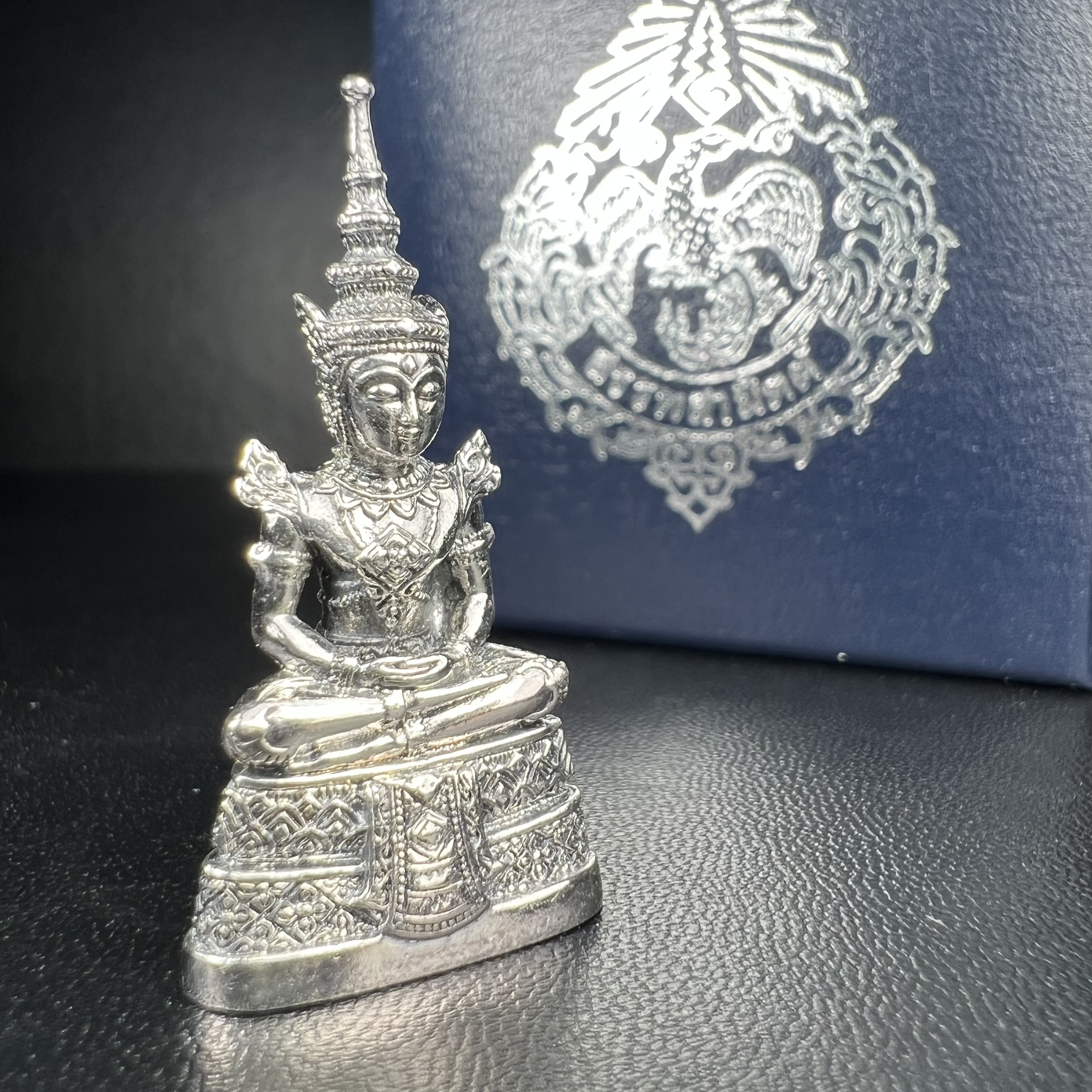 พระแก้วมรกต กรมสรรพสามิตจัดสร้างขึ้นเนื่องในโอกาสครบรอบ 64 ปีของกรมสรรพสามิต และเนื่องในวโรกาสที่พระบาทสมเด็จพระเจ้าอยู่หัวทรงครองราชย์ครบ 50 ปีในปีกาญจนาภิเษก เมื่อ พ.ศ.2539 เนื้อเงินรมดำขัดเงาพร้อมกล่องบรรจุเดิม