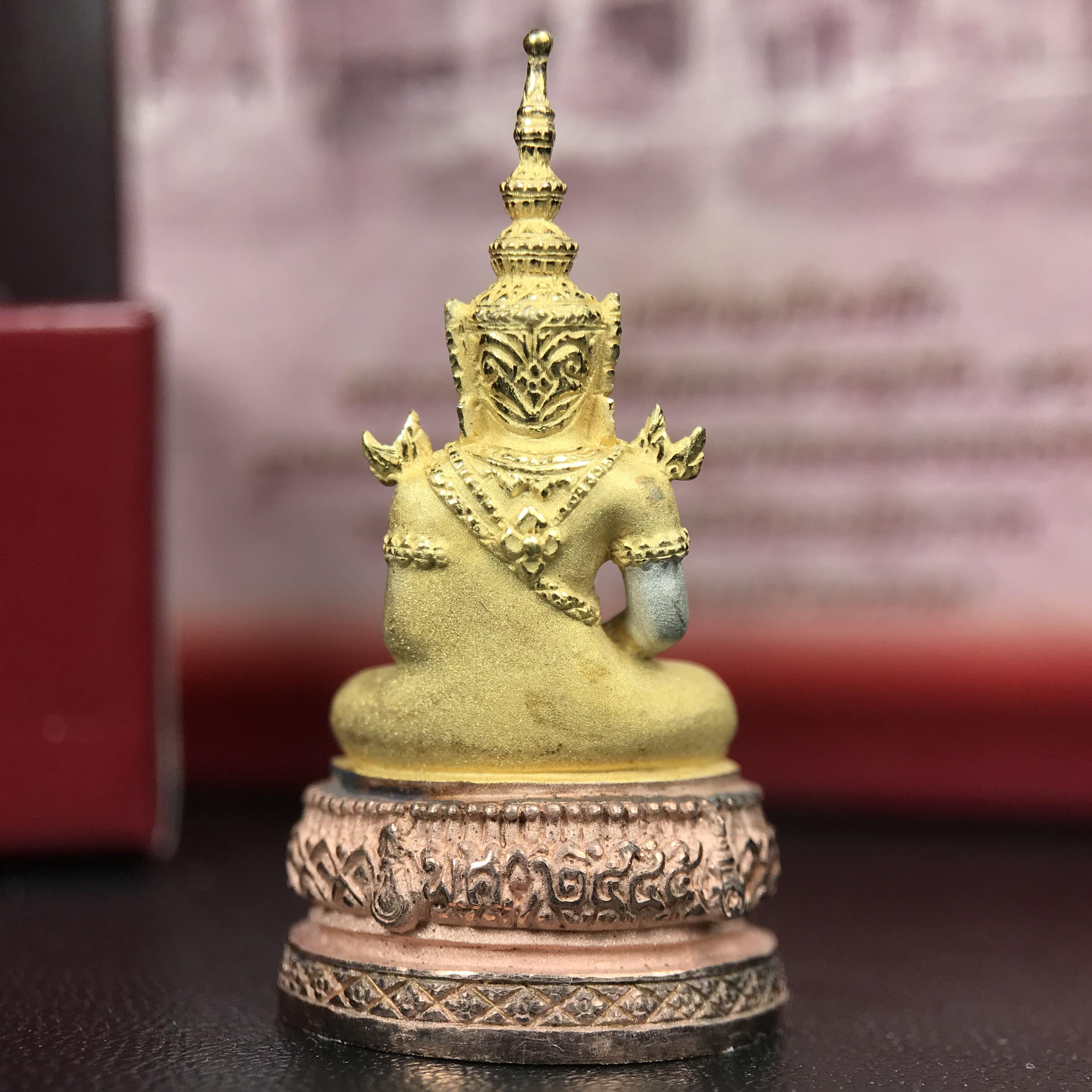 พระแก้วมรกต ภปร.(รุ่นแรก) ปี2545 จัดสร้างในมหาวโรกาส พระบาทสมเด็จพระเจ้าอยู่หัวรัชกาลที่ 9 ครบรอบ 75 พรรษา และฉลองกรุงรัตนโกสินทร์ครบ 220 ปี พิมพ์ลอยองค์ใหญ่ เนื้อเงินบริสุทธิ์ 92.5%(สามกษัตริย์) ขนาด 19*35 มม. พร้อมกล่อง สวยครบสมบูรณ์(องค์หมายเลข ๑๒๑๒)