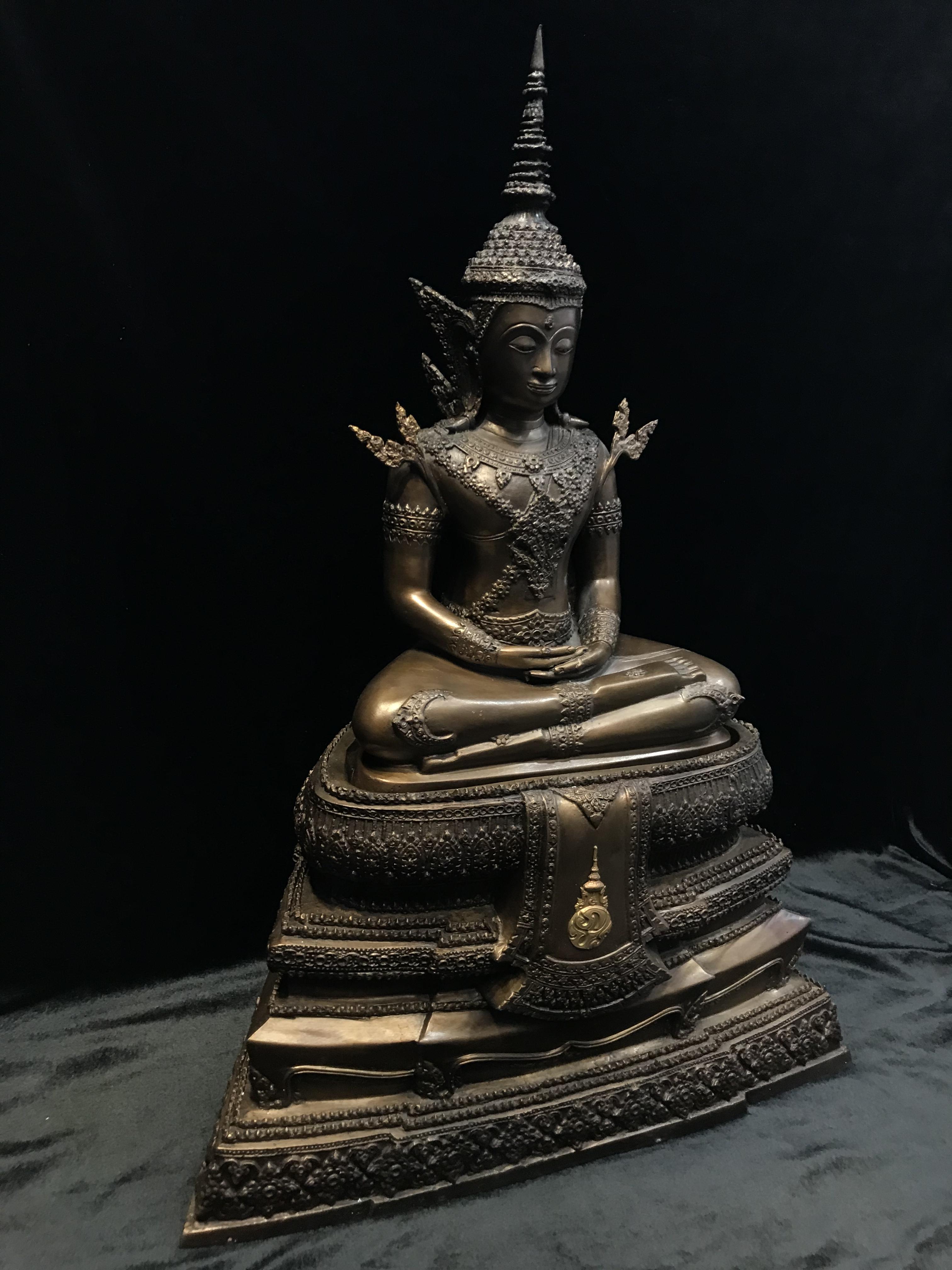 พระพุทธรูปทรงเครื่องจักรพรรดิ(พระแก้วมรกต) ภปร มหามงคลเฉลิมพระชนมพรรษา 84 พรรษา ปี2554 ขนาดหน้าตัก 9นิ้ว(หายาก1ใน500องค์)