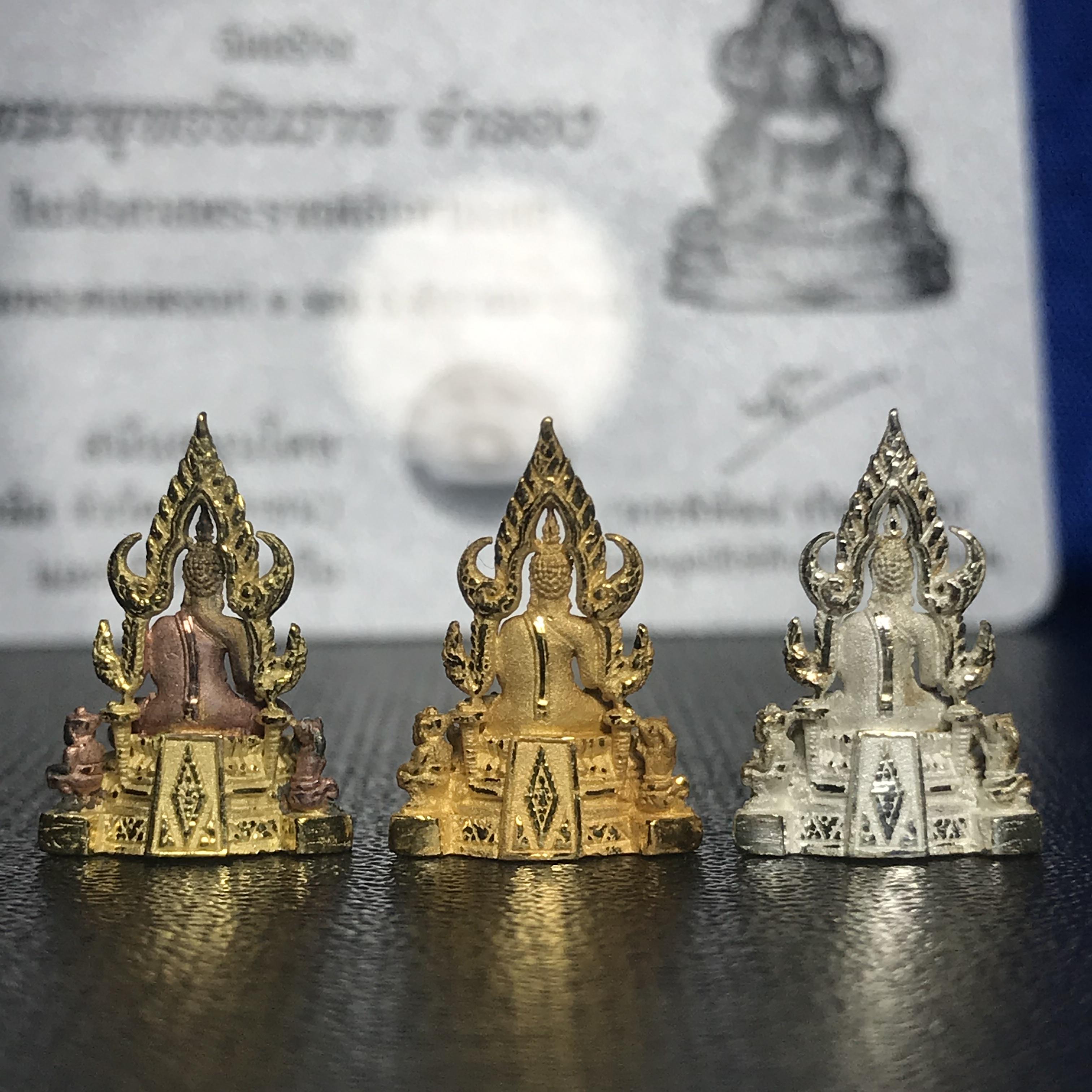 พระพุทธชินราช ภปร. ในวโรกาสพระราชพิธีมหามงคล เฉลิมพระชนมายุ6รอบ 5ธันวาคม2542 ชุดทองคำ เงิน สามกษัตริย์ พิมพ์เล็กครบชุด(3องค์)พร้อมกล่องบรรจุและการ์ดใบรับรอง