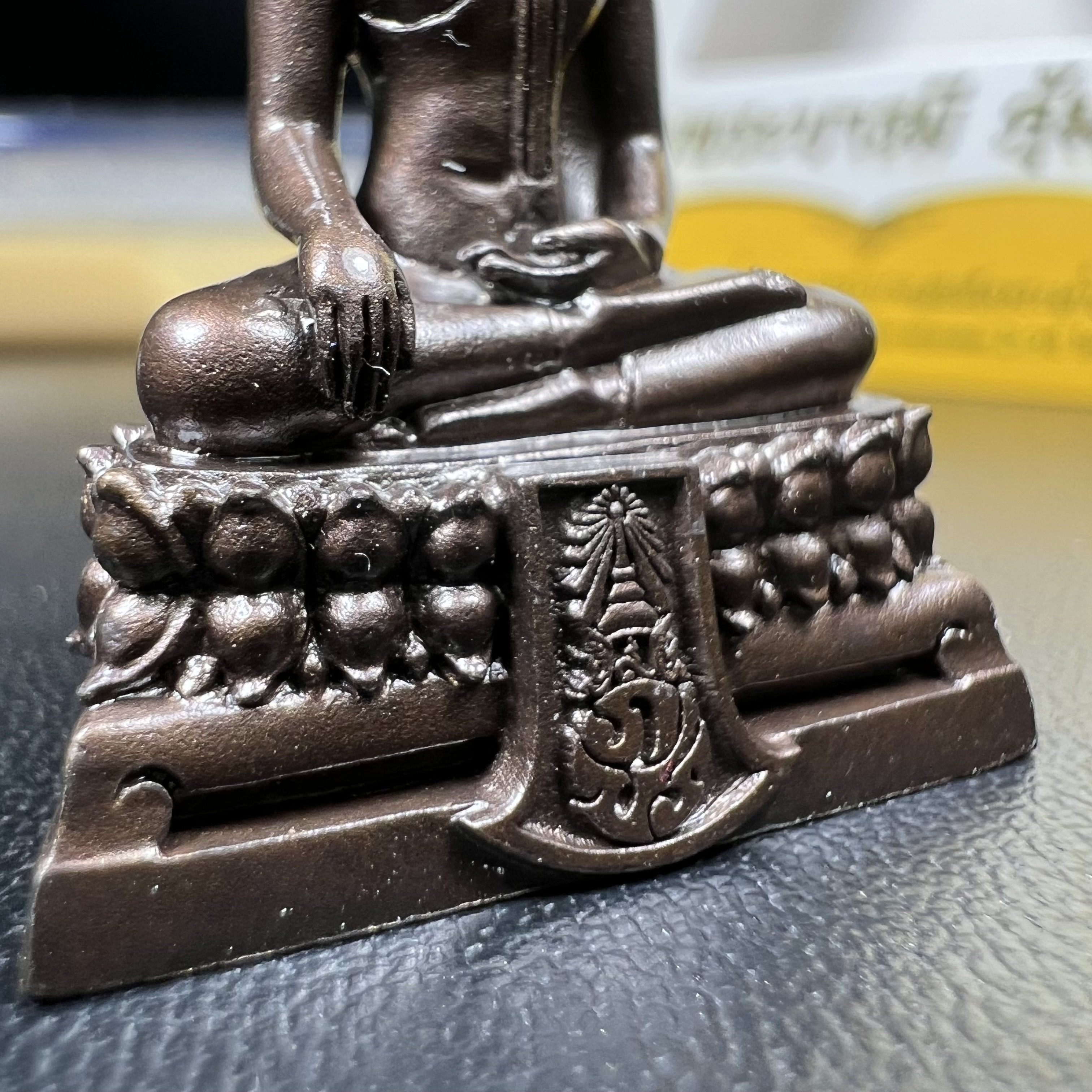 พระพุทธรูปคุ้มเกล้าฯ ภปร.(ใต้ร่มพระบารมี คุ้มเกล้า) 60ปี โรงพยาบาลภูมิพลฯ พ.ศ.2552 เนื้อนวโลหะ รมดำ(พิมพ์ใหญ่ขนาด 35.5*24 มม.)สภาพสวยเดิมพร้อมกล่องบรรจุเดิม ตอกโค๊ดหมายเลขกำกับ