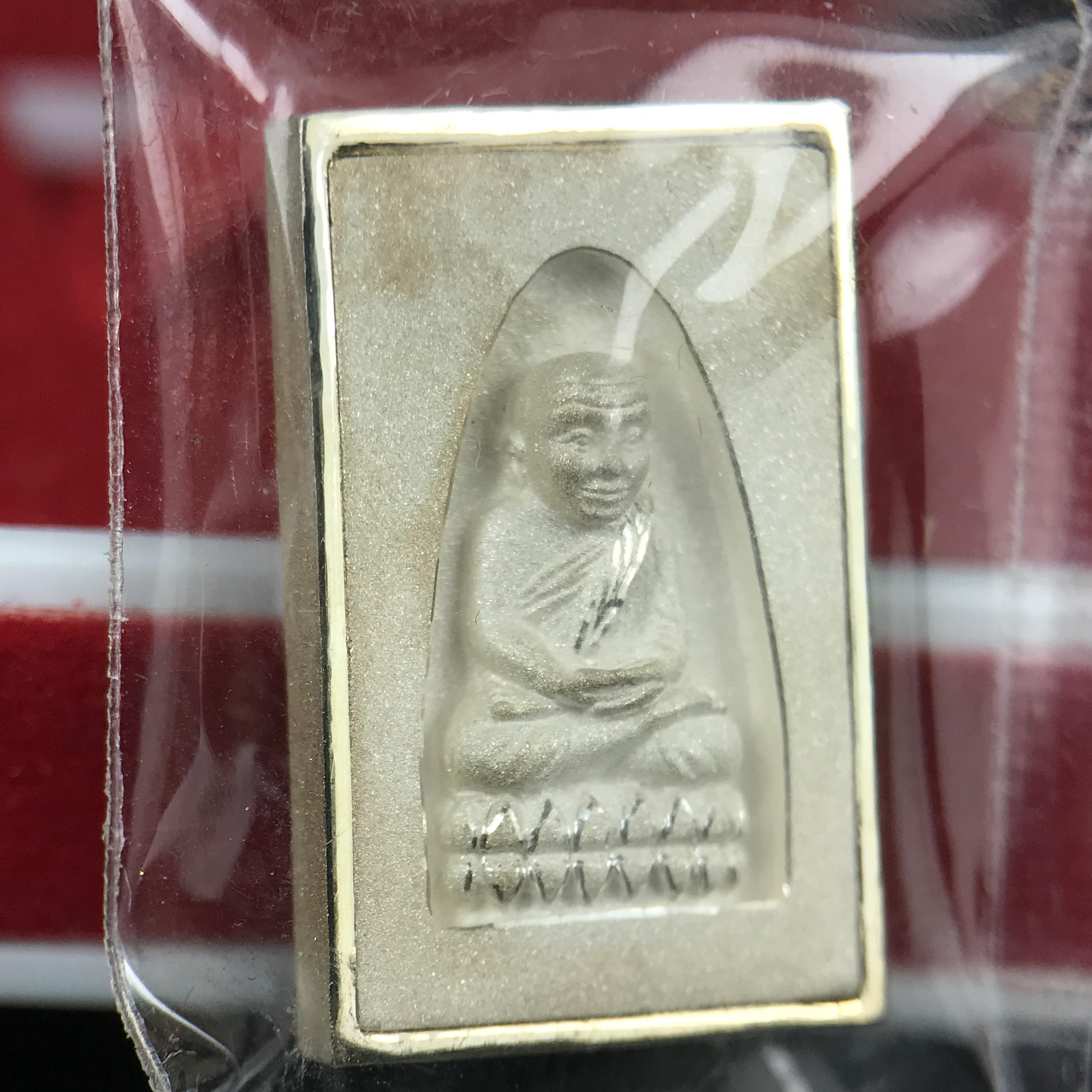 หลวงปู่ทวด รุ่นฉลองกรุงรัตนโกสินทร์ ๒๒๐ ปี วัดประสาทบุญญาวาส ปี 2545 เหรียญรูปเหมือนหลวงพ่อทวดด้านหลังพระหลวงพ่อทวดพิมพ์เตารีด เนื้อเงิน พ่นทราย ขัดเงาบางส่วน ขนาด 1.3 X 2 ซม. พุทธาภิเษกใหญ่ 3วาระ สภาพสวยซีนซองเดิมกล่องบรรจุเดิมครบสมบูรณ์(องค์หมายเลข ๙๒๑)