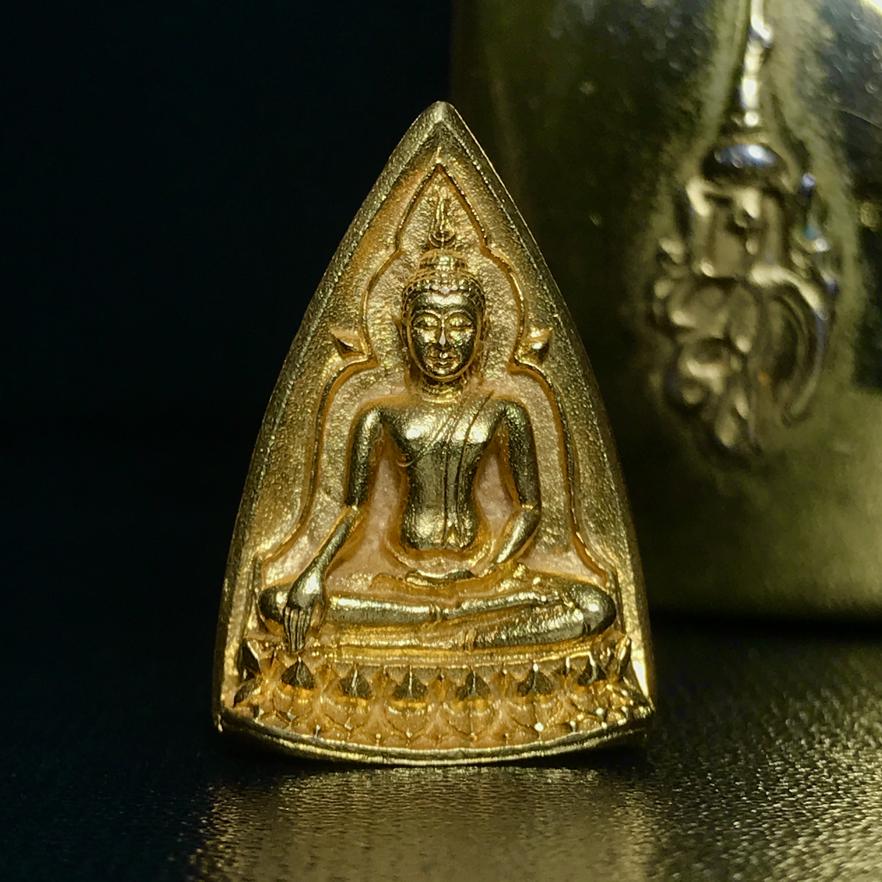 พระสมเด็จนางพญา ส.ก. ปี2535 เนื้อทองคำ พิมพ์ใหญ่ 5รอบพระราชินี หลวงปู่โต๊ะปลุกเสก(ในหลวงและพระราชินีเสด็จในพิธี) พร้อมกล่องบรรจุเดิม(นิยม)