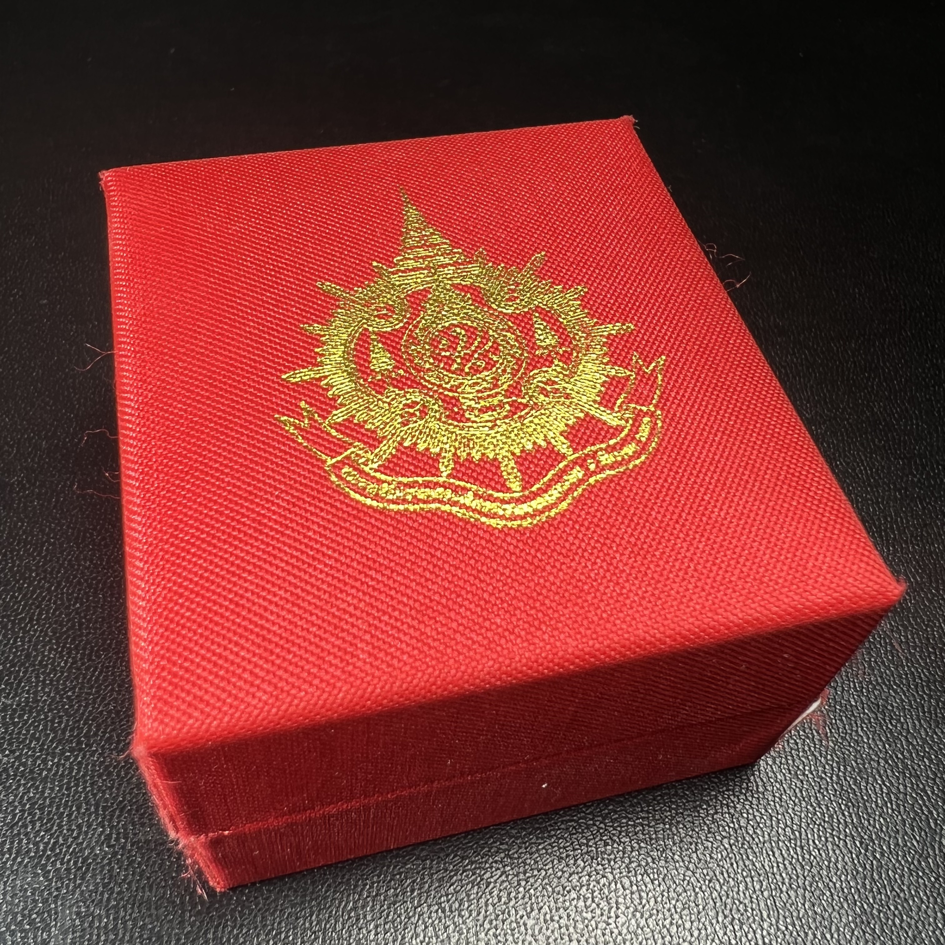 พระกริ่งไพรีพินาศ เฉลิมพระเกียรติ พระบาทสมเด็จพระเจ้าอยู่หัวรัชกาลที่9 พระชนมพรรษา 6 รอบ ปี2542เนื้อสัมฤทธิ์(บรรจุเหล็กไหล)ดีนอก-ดีใน(องค์นี้เป็นเนื้อสัมฤทธิ์ พิเศษกรรมการ ตอก 2 โค๊ต หมายเลข ๒๓๕๗)หายาก