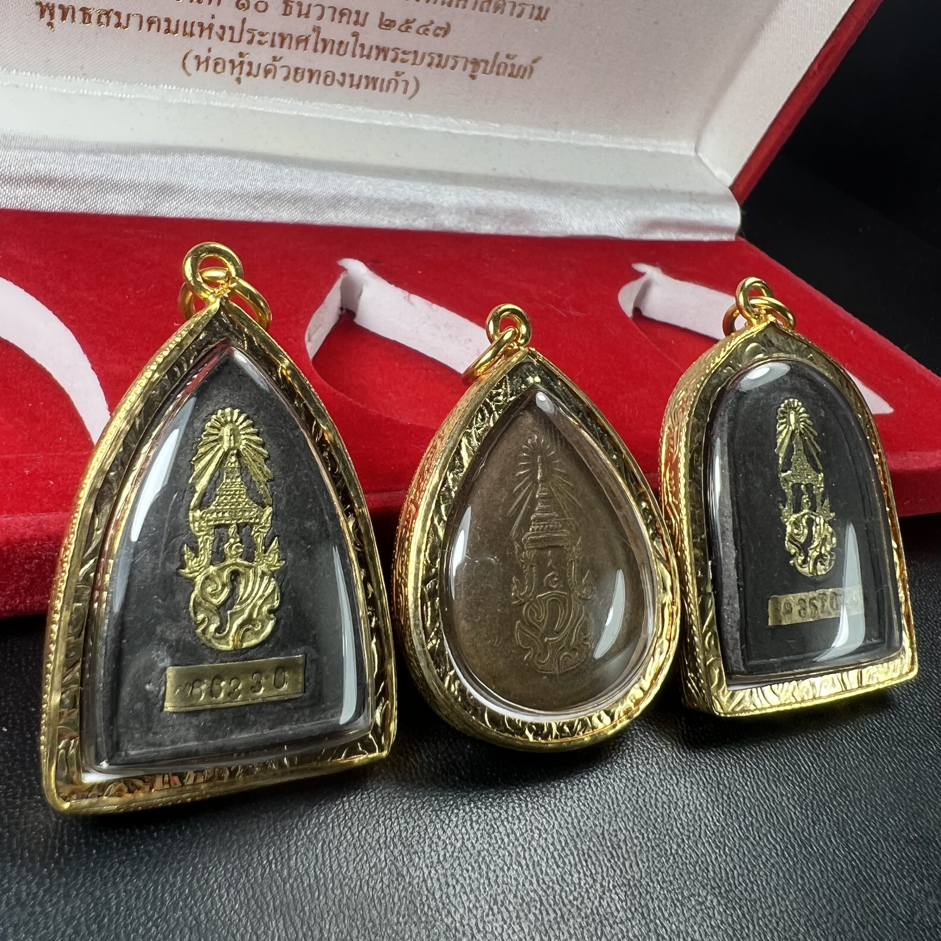 พระชุดของขวัญ 3 องค์ พระหลวงปู่ทวด ภปร. ทรงกลีบบัวและกลีบขนุนพร้อมเหรียญพระพุทธสิงหธรรมมงคล ปี 2547 (ชนวนเก่า)เนื้อว่านด้านหลังมี ภปร. เป็นโลหะผสมสูง 3.3ซม.พิธีใหญ่ มวลสารดี ปลุกเสกวัดพระแก้ว(งานเลี่ยมกรอบเดิมจากผู้จัดสร้างห่อหุ้มด้วยทองนพเกล้า)