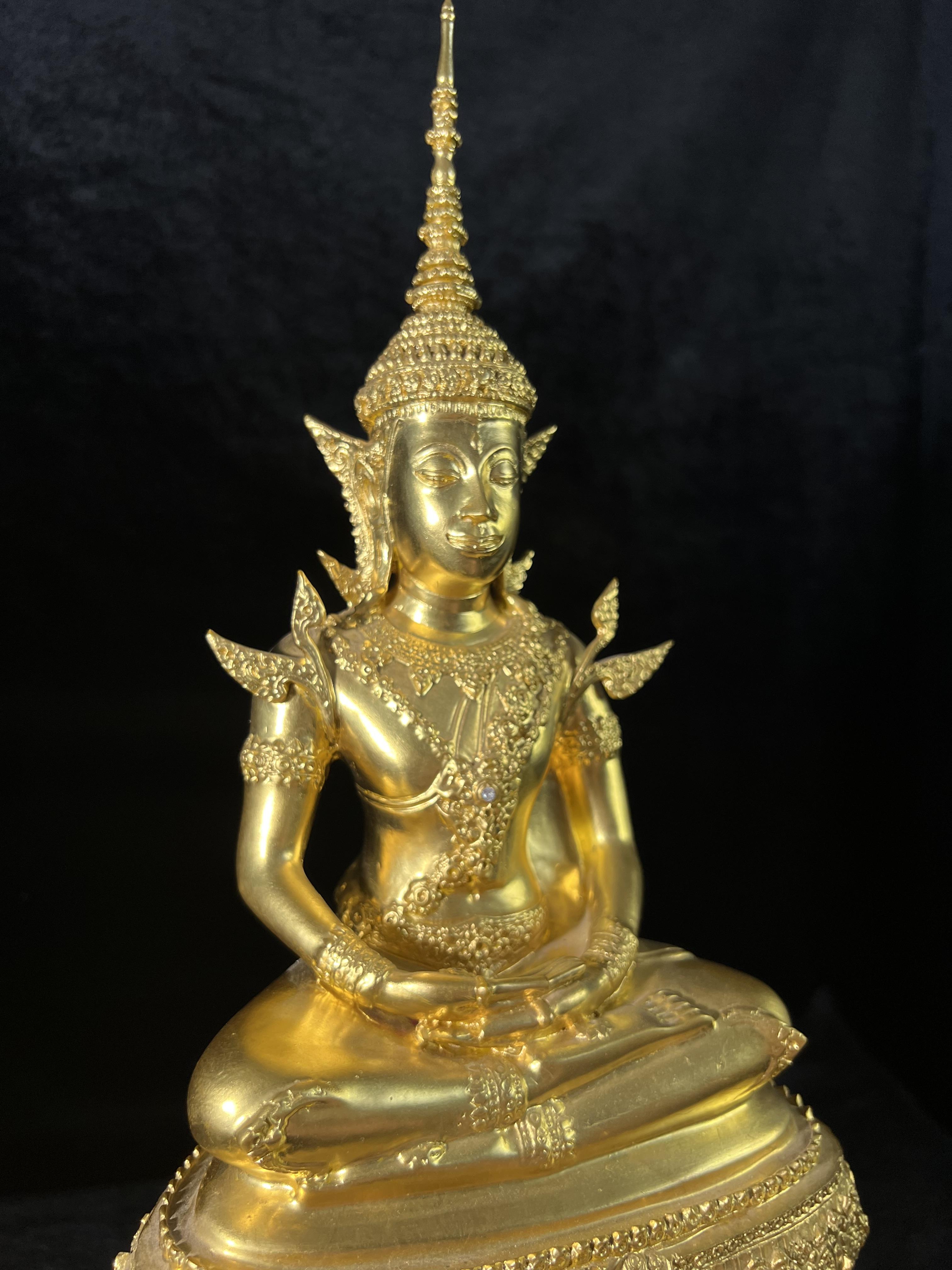 พระพุทธปฏิมาสุวรรณภูมิสิริโชค ภปร. การบินไทยจัดสร้างขึ้น เนื่องในวโรกาสมหามงคลเฉลิมพระชนมพรรษาของพระบาทสมเด็จพระเจ้าอยู่หัวรัชกาลที่ 9 ครบ 80 พรรษา ขนาดหน้าตัก 5 นิ้ว สูง 16 นิ้ว ปิดทองสวิส 99.9 เปอร์เซนต์ (พิธีใหญ่ พุทธศิลป์งดงาม หายาก)องค์หมายเลข ๙๗๘