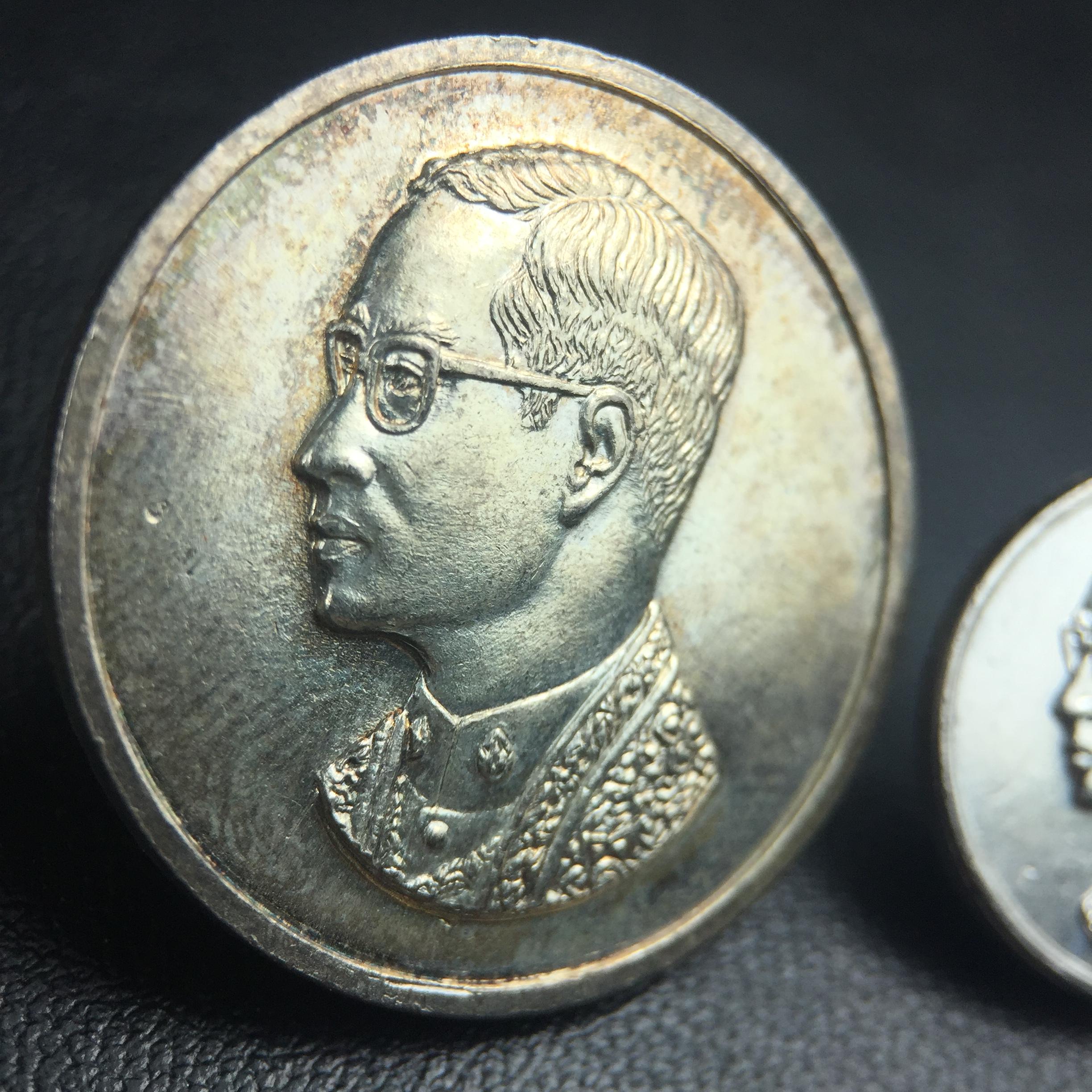 เหรียญพระบรมรูปคุ้มเกล้า รพ.ภูมิพล ปี2522 เนื้อเงิน พิมพ์ใหญ่+พิมพ์เล็ก(1ชุด รวม 2เหรียญ ครบชุดเนื้อเงินหายาก) คัดสภาพสวยเดิม(ในหลวงรัชกาลที่9 ทรงจุดไฟพระฤกษ์และเททอง พิธีใหญ่)ยอดนิยมหายาก
