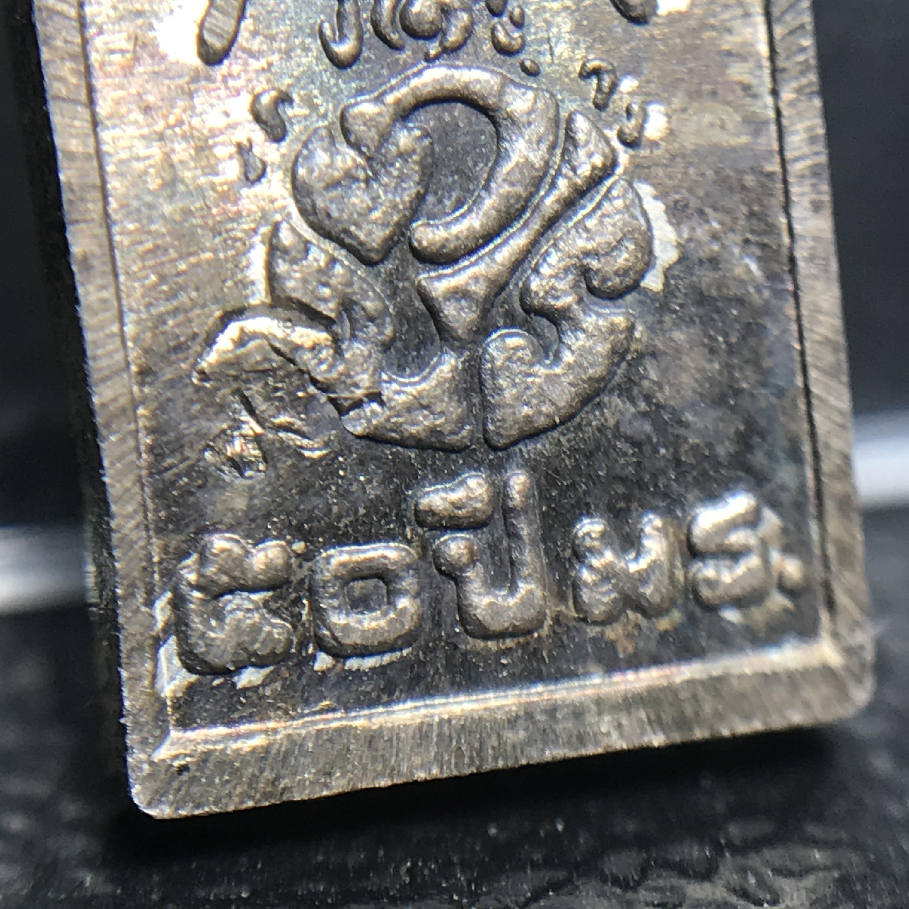 พระปรกใบมะขาม พระพุทธสิหิงค์ ภปร. ธรรมศาสตร์ 50ปี เนื้อเงิน(ในหลวงรัชกาลที่9 เสด็จเททอง)(พระปรกใบมะขาม ภปร. รุ่นแรก)(คัดสภาพสวยคมชัด ผิวเดิม)หายาก