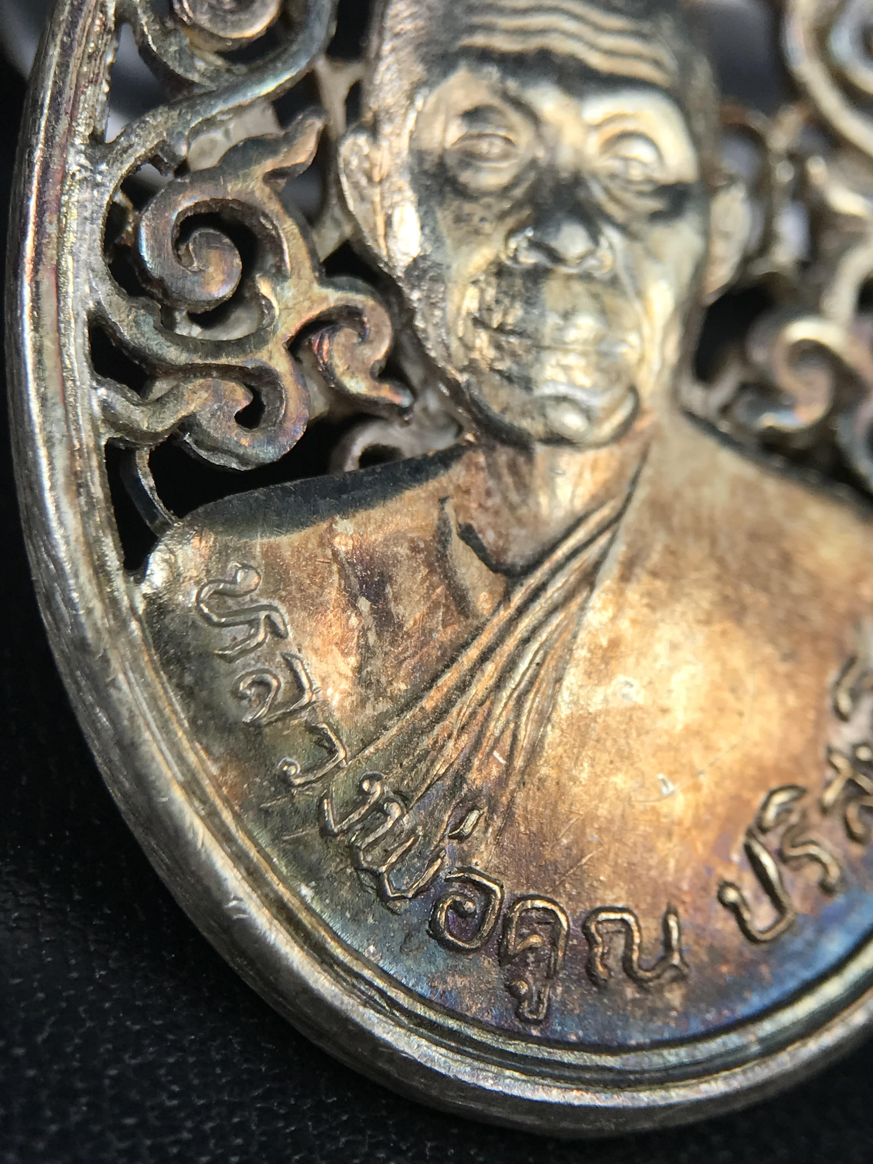 เหรียญหลวงพ่อคูณ ปริสุทโธ วัดบ้านไร่ รุ่น สก. ปี 2536 พิมพ์ลายฉลุ เนื้อเงิน(ผิวเดิมรุ้งสวยมาก) งานมหามงคลเฉลิมพระชนมพรรษา 5 รอบ สมเด็จพระบรมราชินีนาถ จัดสร้างโดย กองพลทหารราบที่๒ ทหารเสือราชินี รักษาพระองค์ (พิธีใหญ่ ประวัติชัดเจน อีกหนึ่งรุ่นยอดนิยม)