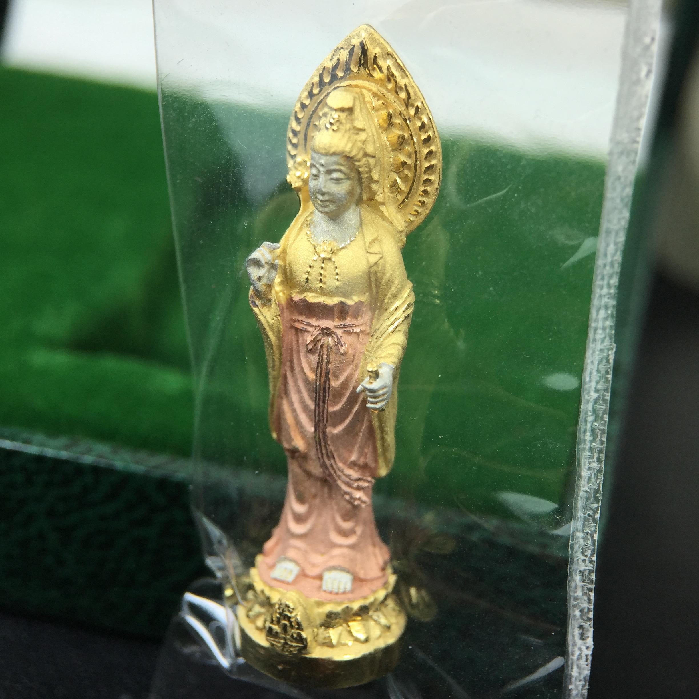 พระโพธิสัตว์อวโลกิเตศวร(เจ้าแม่กวนอิม)รุ่นฉลองปีกาญจนาภิเษก ปี2540 เนื้อเงินบริสุทธิ์ 99.9%(ชุบ3กษัตริย์) เทศบาลนครหาดใหญ่จัดสร้างถวายเฉลิมพระเกียรติพระบาทสมเด็จพระเจ้าอยู่หัวทรงครองสิริราชสมบัติครบ 50 ปี(สภาพซีนซองเดิมกล่องบรรจุการ์ดใบรับรองเดิมครบ)หายาก