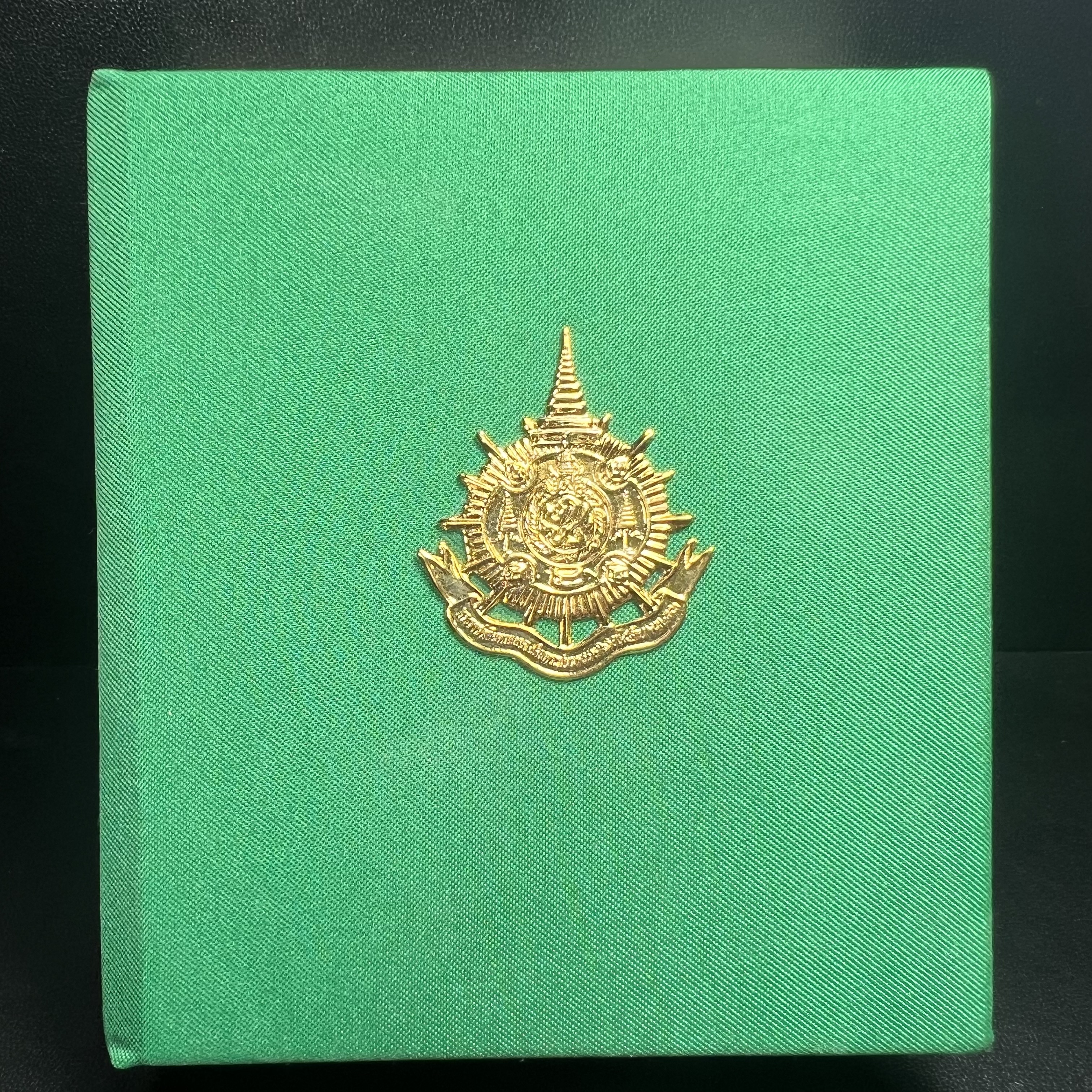 พระพุทธชินราช ภปร. ในวโรกาสพระราชพิธีมหามงคล เฉลิมพระชนมายุ6รอบ 5ธันวาคม2542 มูลนิธิพิทักษ์ดวงตาประชาชน จัดสร้าง เนื้อเงินบริสุทธิ์ 99.9% แบบชุบทองประกายเพชร 3 ไมครอน พิมพ์กลาง ขนาดสูง 2.4 ซม. พร้อมกล่องบรรจุเดิม