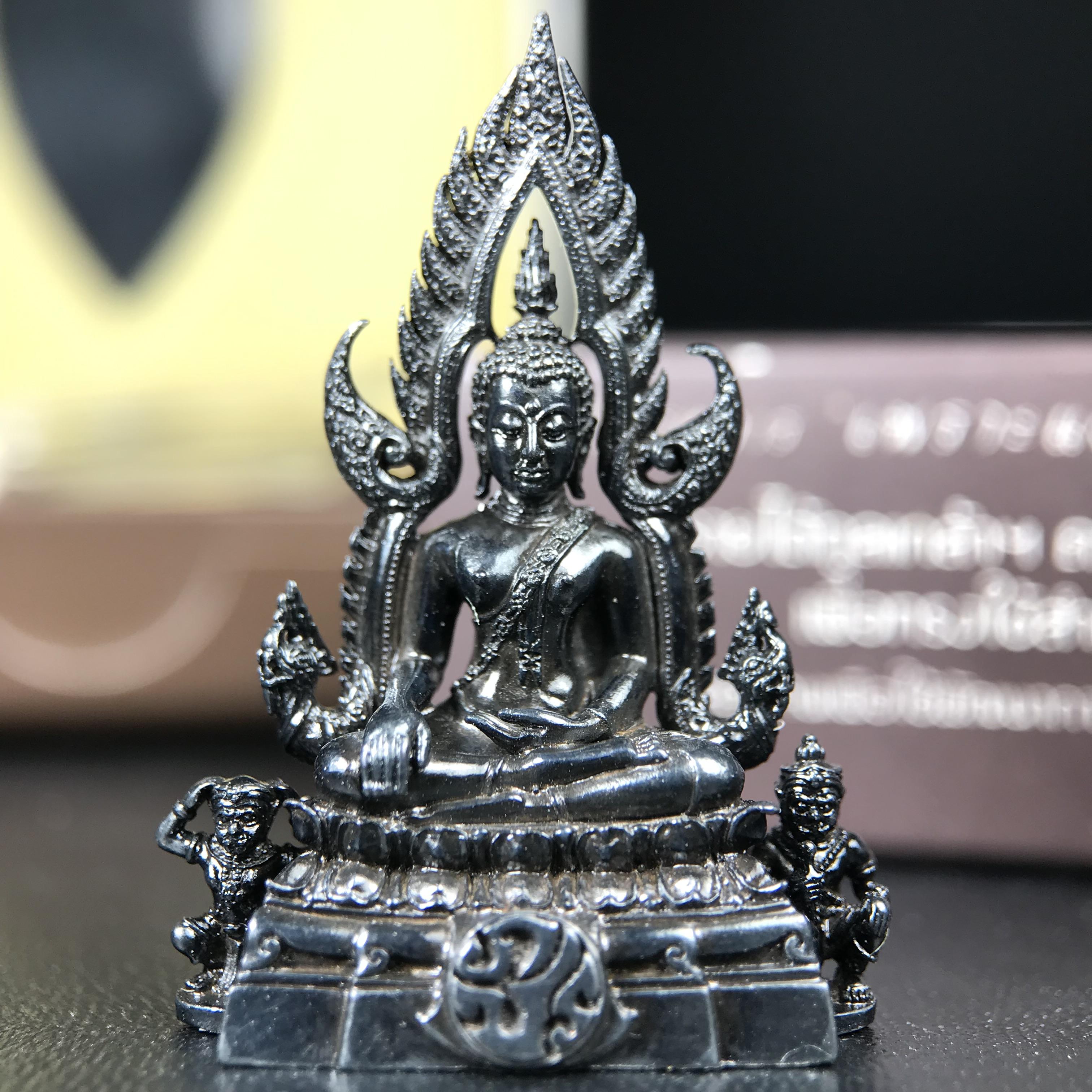 พระพุทธชินราช ภปร. โครงการ "เพราะแผ่นดินนี้ คือ แผ่นดินเกิด" ปี2548(รุ่นแรก) ลอยองค์ หน้าตัก 1/2 นิ้ว(ขนาด 3.5 x 2.5 ซม.) เนื้อเงินรมดำ(พุทธศิลป์จำลองเมื่อครั้งลอกทอง ครั้งที่3 เมื่อปี2547 ร้อยปีจะมีสักครั้ง "พระพุทธชินราชองค์ดำ")