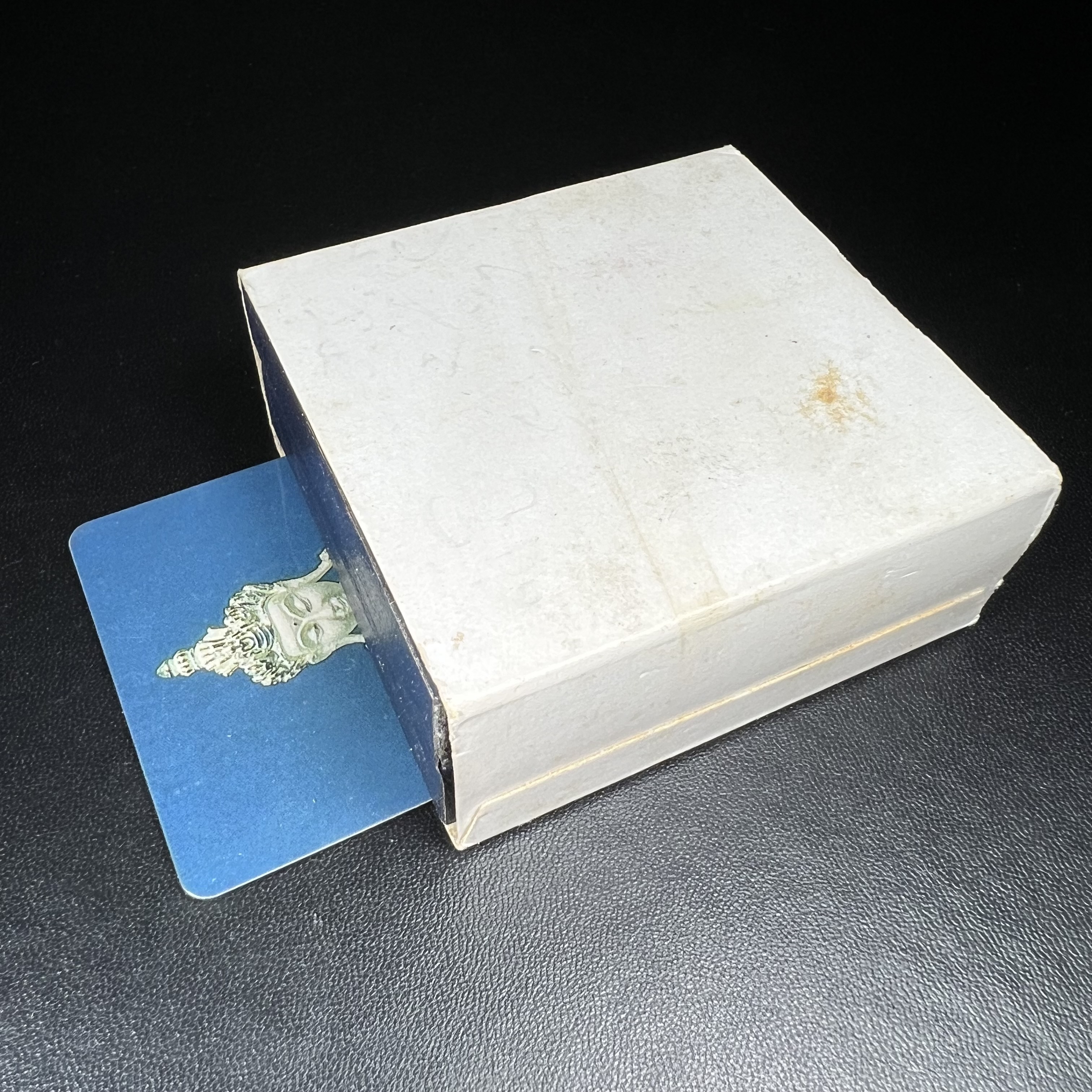 พระกริ่งอวโลกิเตศวร ( เจ้าแม่กวนอิม ) วัดโพธิ์แมนคุณาราม รุ่นอุดมโภคทรัพย์ พ.ศ.2539 เนื้อเงินพ่นทราย(ผิวเดิม ขึ้นสีรุ้งธรรมชาติ แบบนิยม เสน่ห์ของพระเนื้อเงิน) (พร้อมกล่องบรรจุการ์ดใบรับรองเดิมครบ)(อีกหนึ่งรุ่นยอดนิยม พุทธศิลป์สวยงดงาม)หายาก 1 ใน 5000 องค์