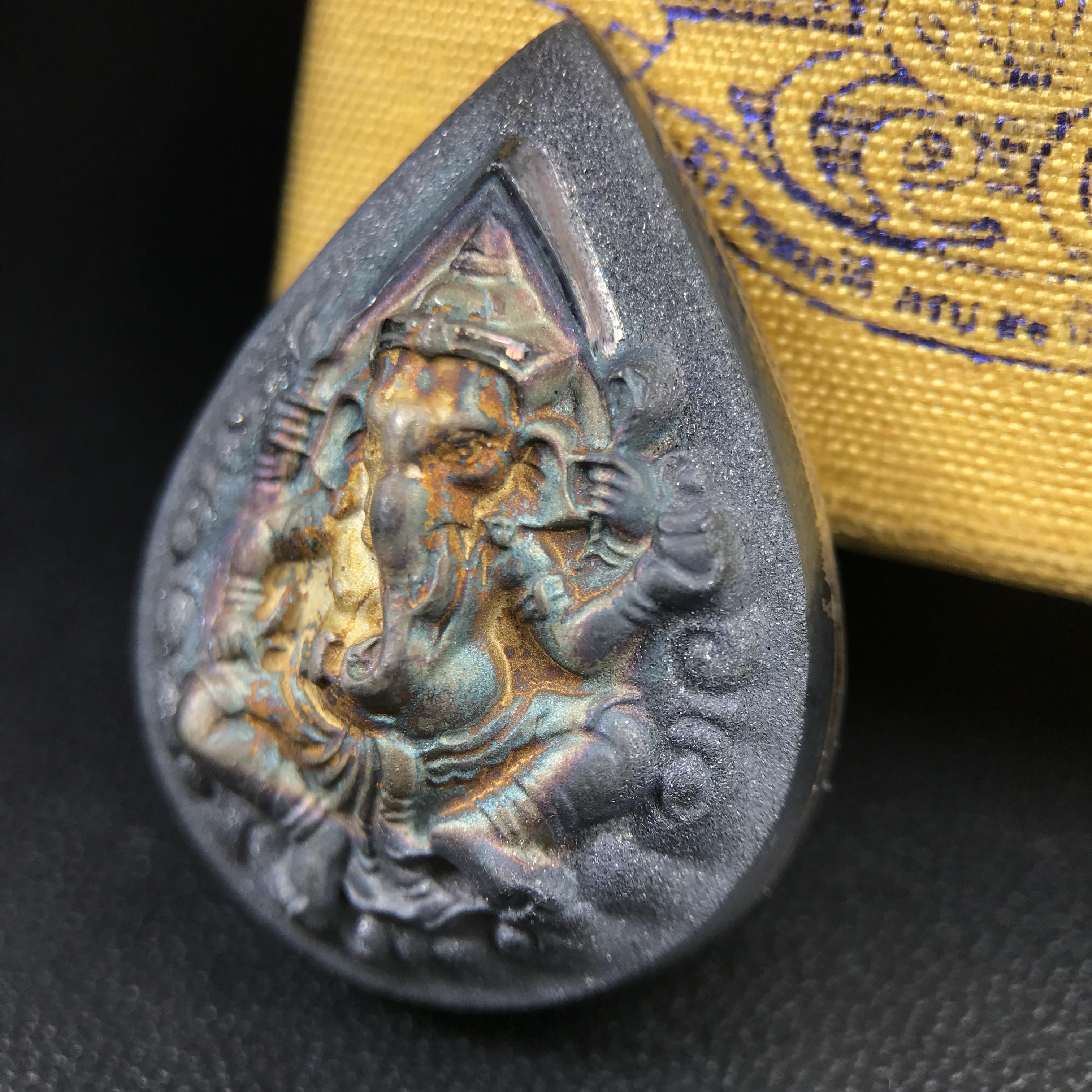 เหรียญพระพิฆเนศวร ญสส. ชุดกาญจนาภิเษกครองราชย์ 50 ปี พุทธศักราช 2538 พิมพ์ใหญ่(2.9 ซม.) เนื้อเงินผิวเดิมกลับดำขึ้นสีรุ้งเข้มขลังงดงามธรรมชาติสร้างสรรค์ สภาพสวยเดิมพร้อมกล่องบรรจุเดิม ตอกโค๊ดหมายเลขกำกับ(1ใน 5539องค์)สี สวย แบบ นิยม หายาก