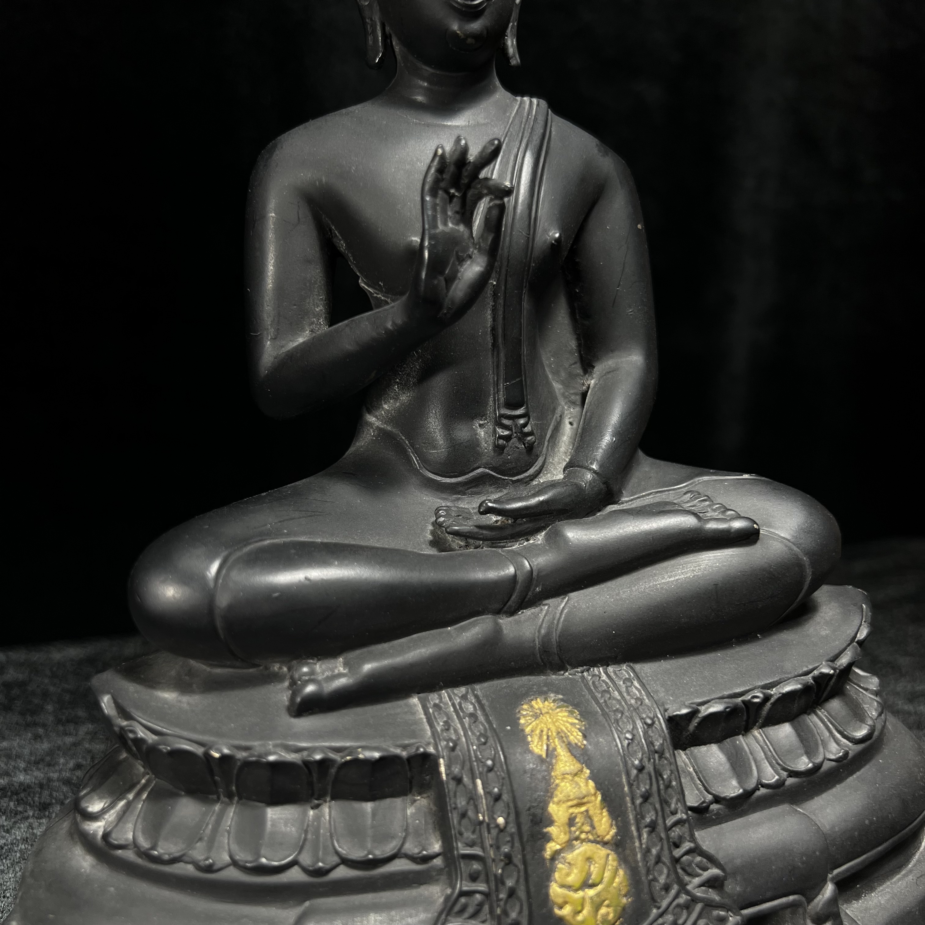 พระพุทธนรเทพศาสดา ทิพยนคราภิมงคลสถิต วัดไทยลอสแองเจลิส สหรัฐอเมริกา ฐาน ภปร. ปี 2522 หน้าตัก 5 นิ้ว เนื้อโลหะรมดำ (อีกหนึ่งพระพุทธ ชุด ภปร.ที่พบเจอและหายาก)ในหลวงรัชกาลที่ 9 เสด็จเททองหมายเลข 225(ผลรวมได้ 9 เลขมหามงคลเจริญก้าวหน้าในทุกด้าน) 1 ใน 2523 องค์