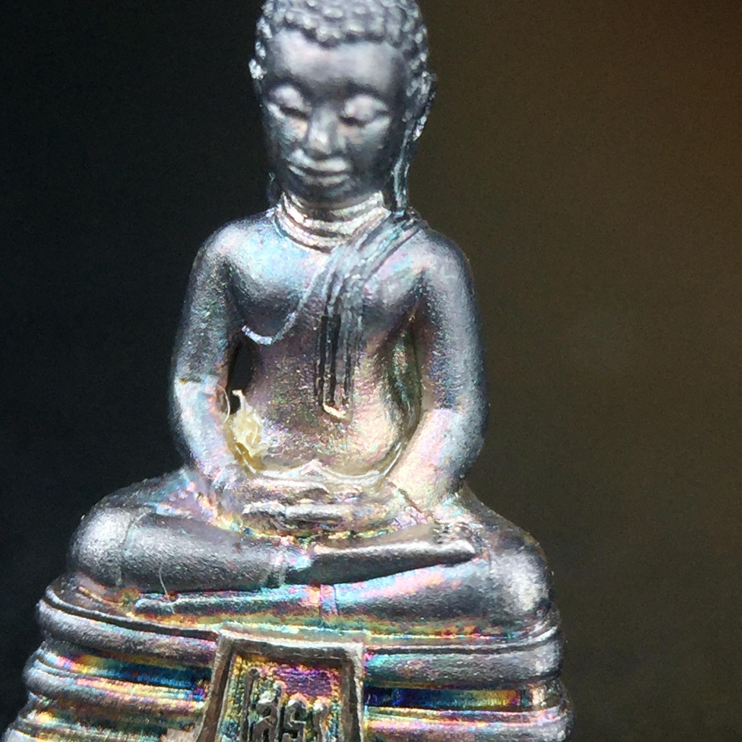 พระพุทธโสธร คุ้มเกล้าฯ ภปร.(ใต้ร่มพระบารมี คุ้มเกล้า) 60ปี รพ.ภูมิพลฯ พ.ศ.2552 เนื้อเงิน ชุบทองคำขาว(พิมพ์เล็กขนาด 11.5*10.5 มม.)เนื้อเงินผิวเดิมกลับดำขึ้นสีรุ้งเข้มขลังงดงามธรรมชาติสร้างสรรค์ สภาพสวยเดิมพร้อมกล่องบรรจุเดิม ตอกโค๊ดหมายเลขกำกับ