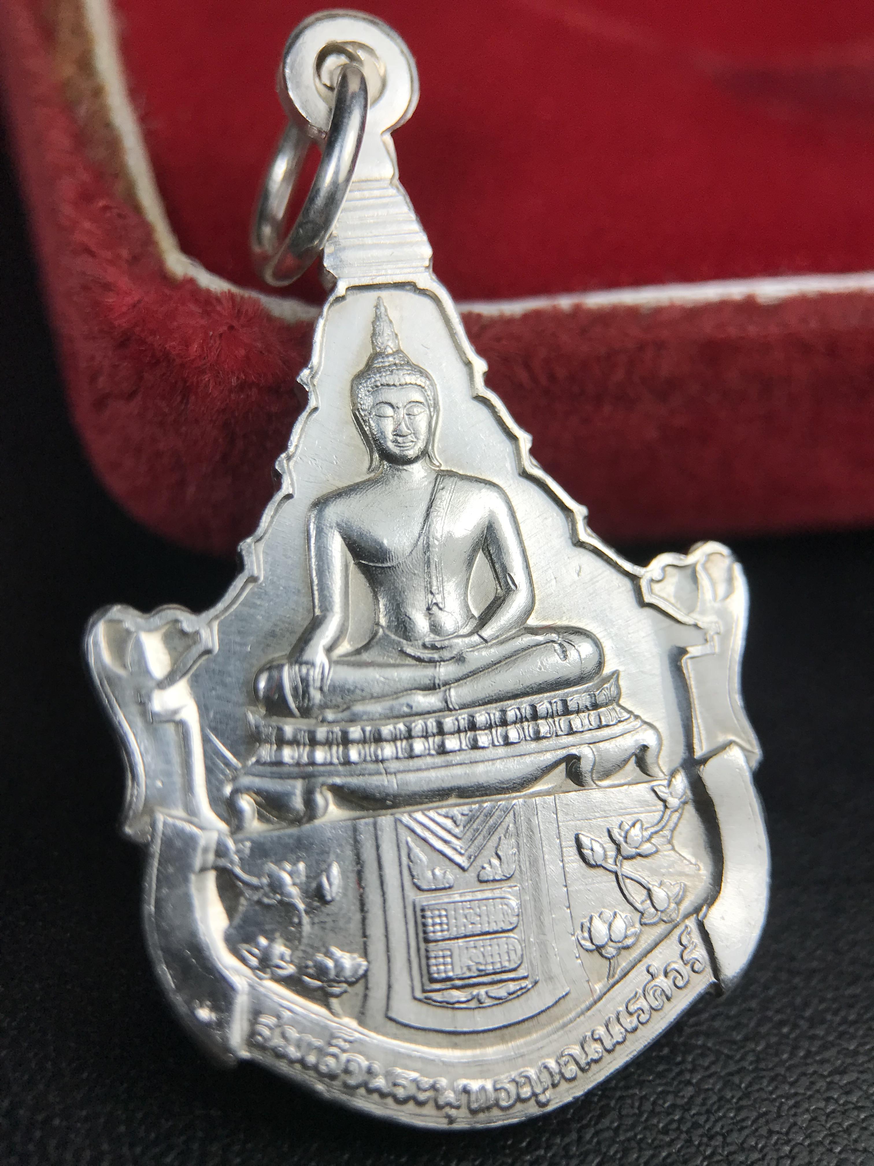 เหรียญพระพุทธญาณนเรศวร์ รุ่นแรก หลังพระปรมาภิไธย ภปร.และ สก.วัดญาณสังวราราม จ.ชลบุรี ปี 2527 เนื้อเงิน(ผิวขาว สวย ใส)ขนาด 2.3 x 3.8 ซม. พร้อมกล่องกำมะหยี่เดิมครบสมบูรณ์ สมเด็จพระญาณสังวร ประธานในพิธีมหาพุทธาภิเษก(เนื้อเงินพบเจอน้อย หายาก)