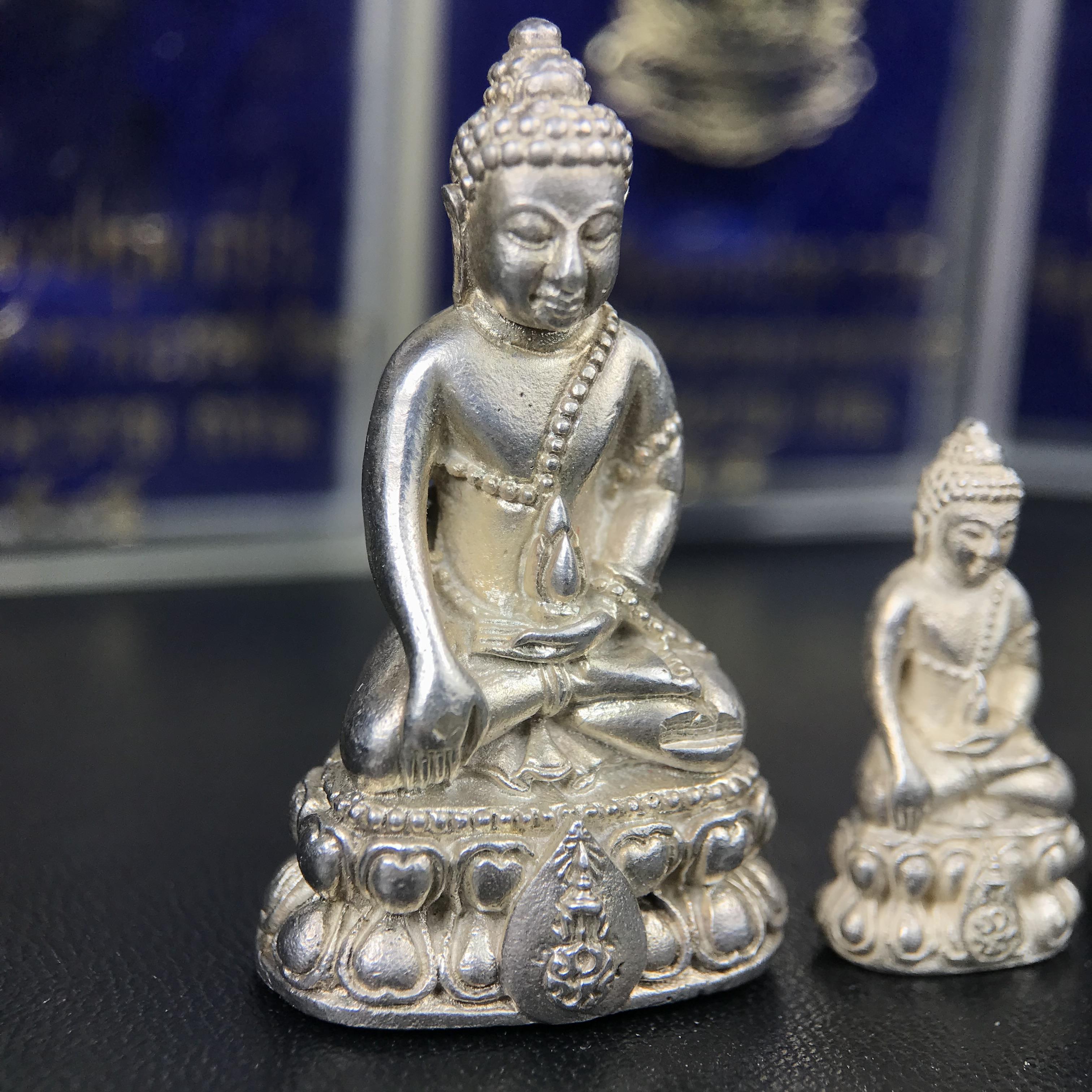 พระกริ่งนวปทุม ภปร.-พระชัยวัฒน์นวปทุม ภปร.-พระกริ่งไพรีพินาศ ภปร. รุ่นแรก วัดปทุมวนาราม ครบชุดเนื้อเงิน ปี2535(ในหลวงรัชกาลที่9เสด็จเททอง)(1ใน3000องค์)หายาก***เก็บทีเดียวครบชุดไปเลยรุ่นนี้ แนะนำ....ตอนนี้หายากแล้ว***