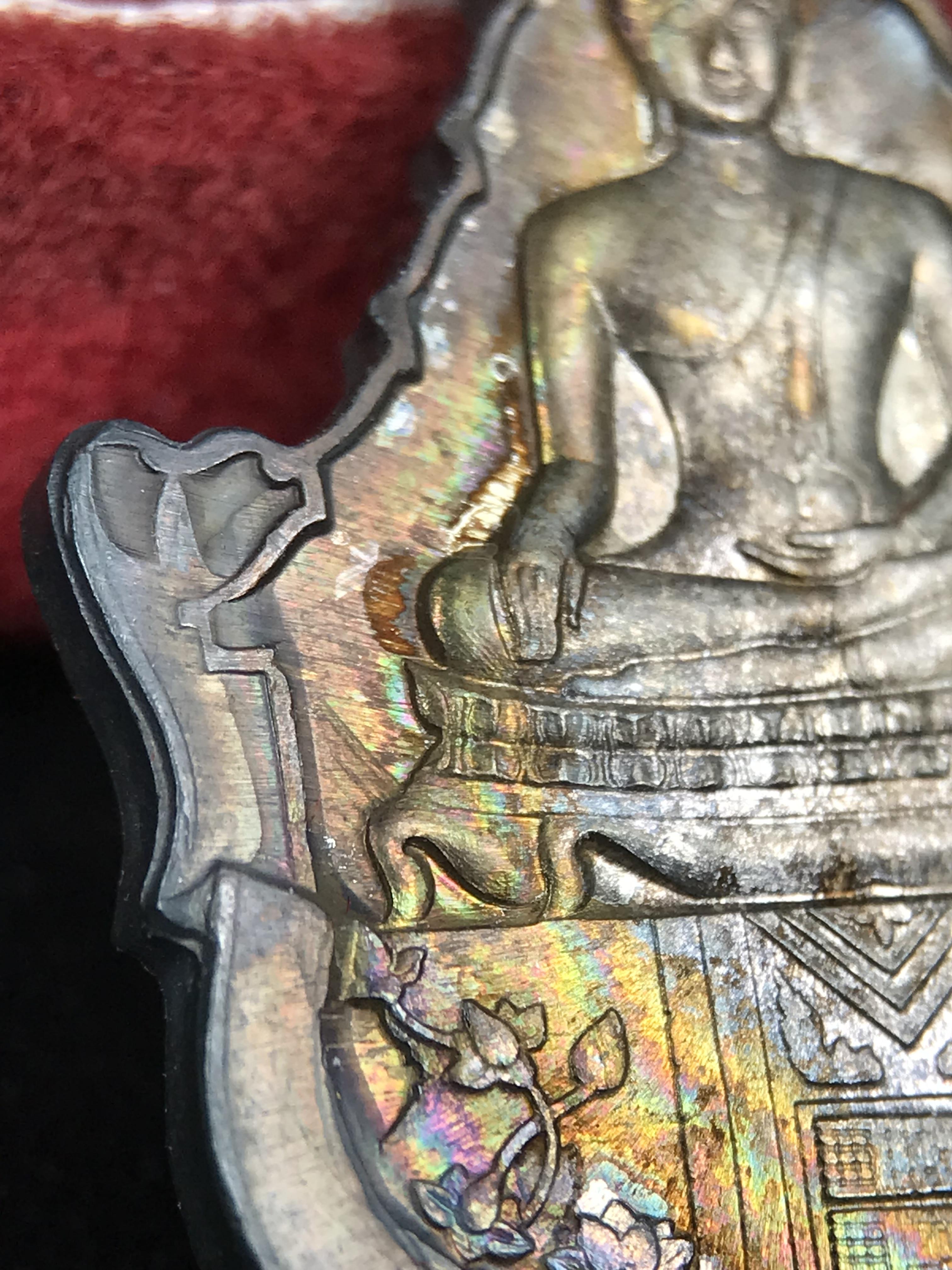 เหรียญพระพุทธญาณนเรศวร์ รุ่นแรก หลังพระปรมาภิไธย ภปร.และ สก.วัดญาณสังวราราม จ.ชลบุรี ปี 2527 เนื้อเงิน(ผิวเดิม ขึ้นรุ้งผิวน้ำทองกระจายทั่วเหรียญสวยมาก)ขนาด 2.3 x 3.8 ซม. พร้อมกล่องเดิม สมเด็จพระญาณสังวร ประธานในพิธีมหาพุทธาภิเษก(เนื้อเงินพบเจอน้อย หายาก)