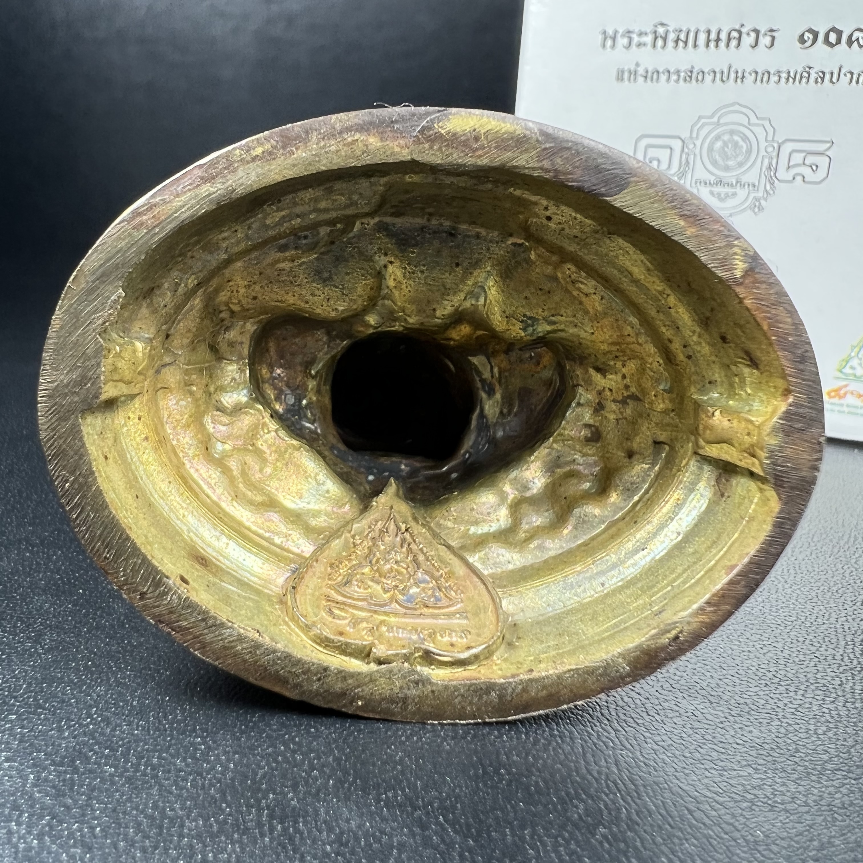 พระพิฆเนศวร รุ่น 108 ปี แห่งการสถาปนากรมศิลปากร ปี 2562 ขนาดบูชาหน้าตัก 1.5 นิ้ว เนื้อทองเหลืองรมดำ (พิธีใหญ่ มวลสารดี)(เลขนัมเบอร์ 1543)1 ใน 1999 องค์