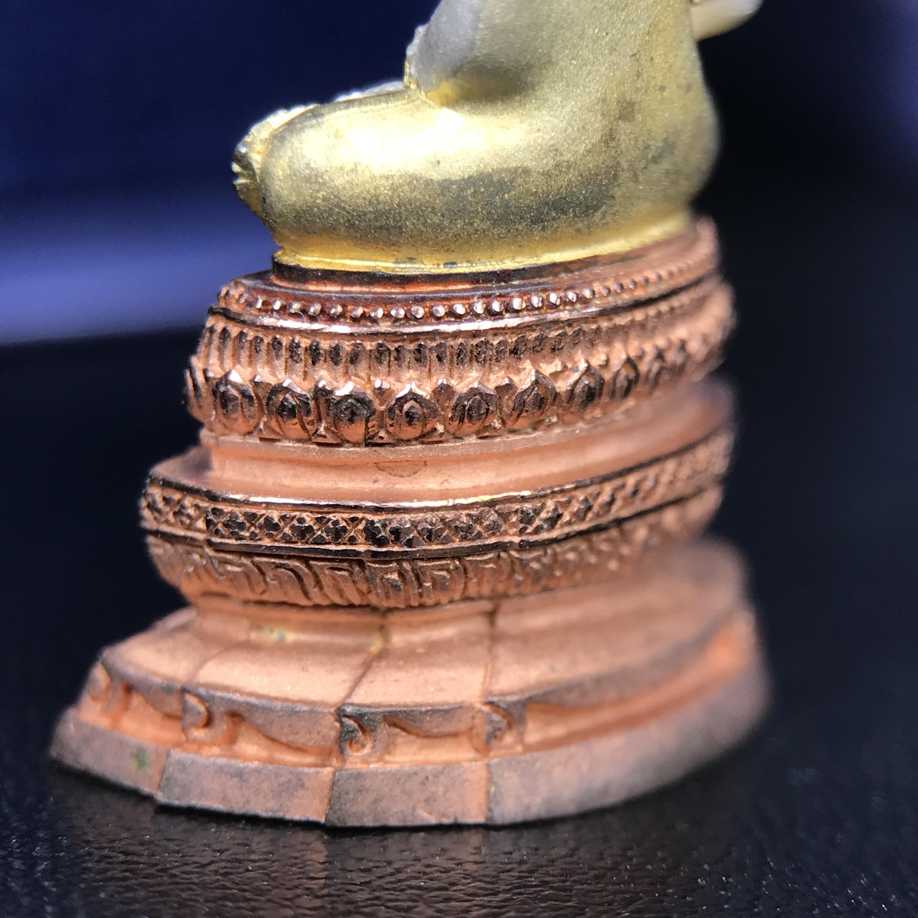 พระแก้วมรกต ภปร. ปี 2547 จัดสร้างโดยโรงพยาบาลภูมิพลอดุลยเดช เนื้อเงิน(3 กษัตริย์) ลอยองค์ หน้าตัก 1/2 นิ้ว สูง 3.7 ซม.พิธีมหามังคาภิเษก ณ พระอุโบสถวัดพระศรีรัตนศาสดาราม(วัดพระแก้ว) งดงามทรงคุณค่าอีกหนึ่งรุ่นยอดนิยม หายาก(องค์หมายเลข ๑๘๒๓)