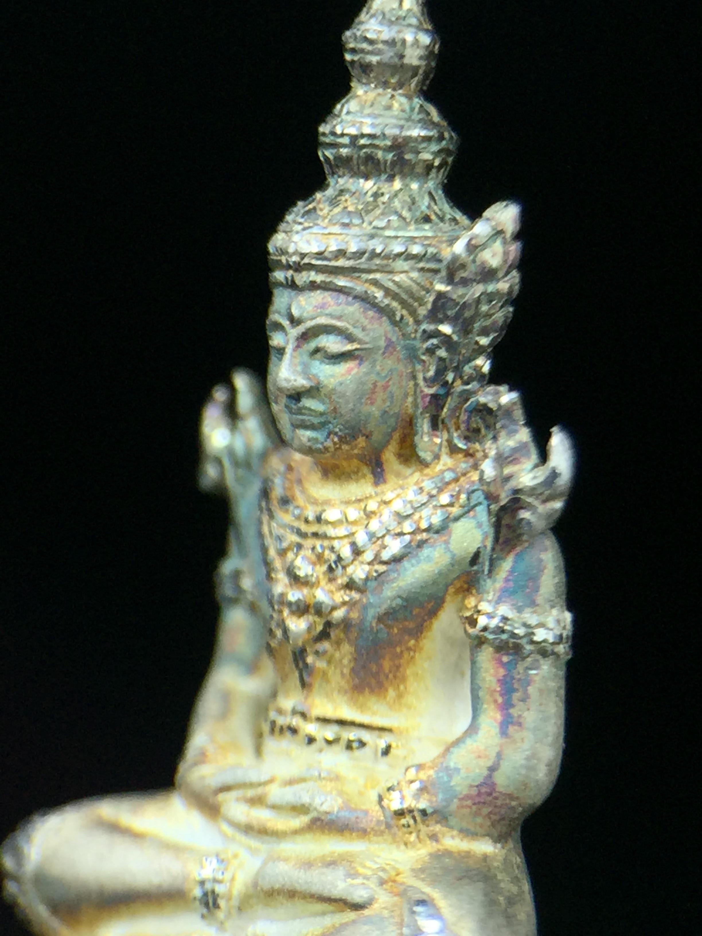 พระแก้วมรกต ภปร. ปี2547 จัดสร้างโดย รพ.ภูมิพลฯ ลอยองค์ หน้าตัก 1/2 นิ้ว เนื้อเงิน(สภาพผิวเดิมขึ้นสีรุ้งธรรมชาติ แบบนิยม สวยมากๆเสน่ห์พระเนื้อเงิน สีสันที่ธรรมชาติสรรค์สร้าง) งดงามทรงคุณค่าอีกหนึ่งรุ่นยอดนิยม หายาก(1ใน3000องค์)