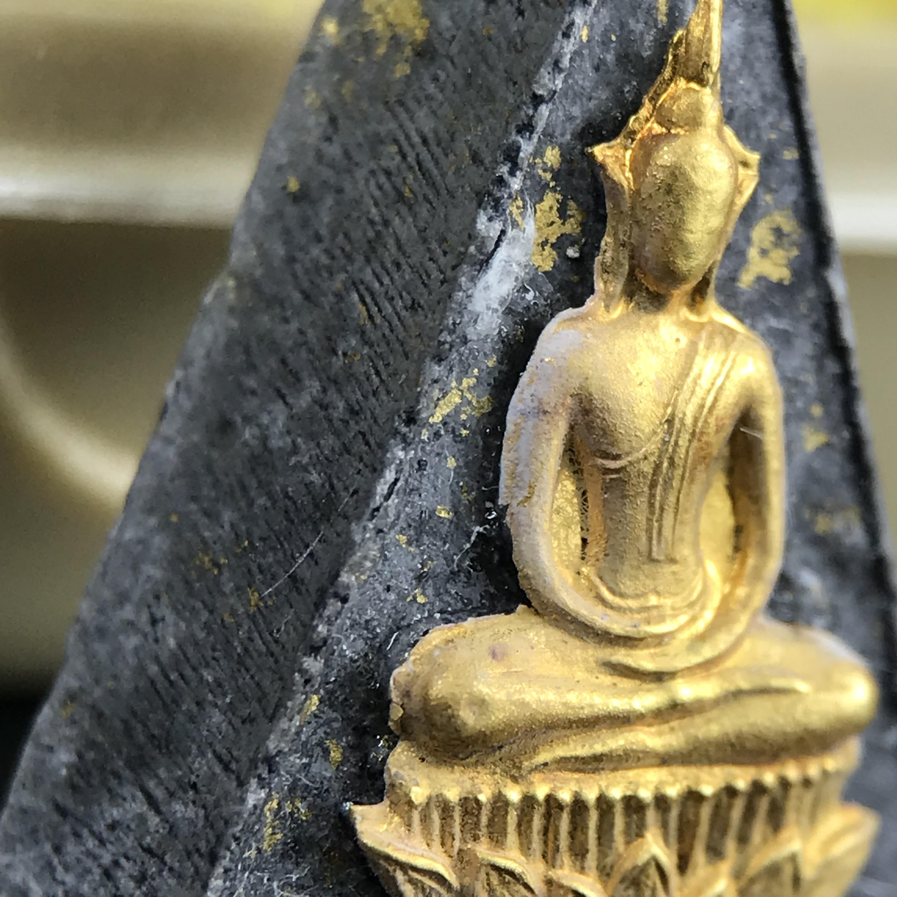 พระกำลังแผ่นดิน พระราชทาน วัดบวรนิเวศวิหาร ปี 2539 พิมพ์เล็กหน้ากากทองคำ (ในหลวง รัชกาลที่ 9 พระราชทานมวลสารจิตรลดา)นิยมหายาก