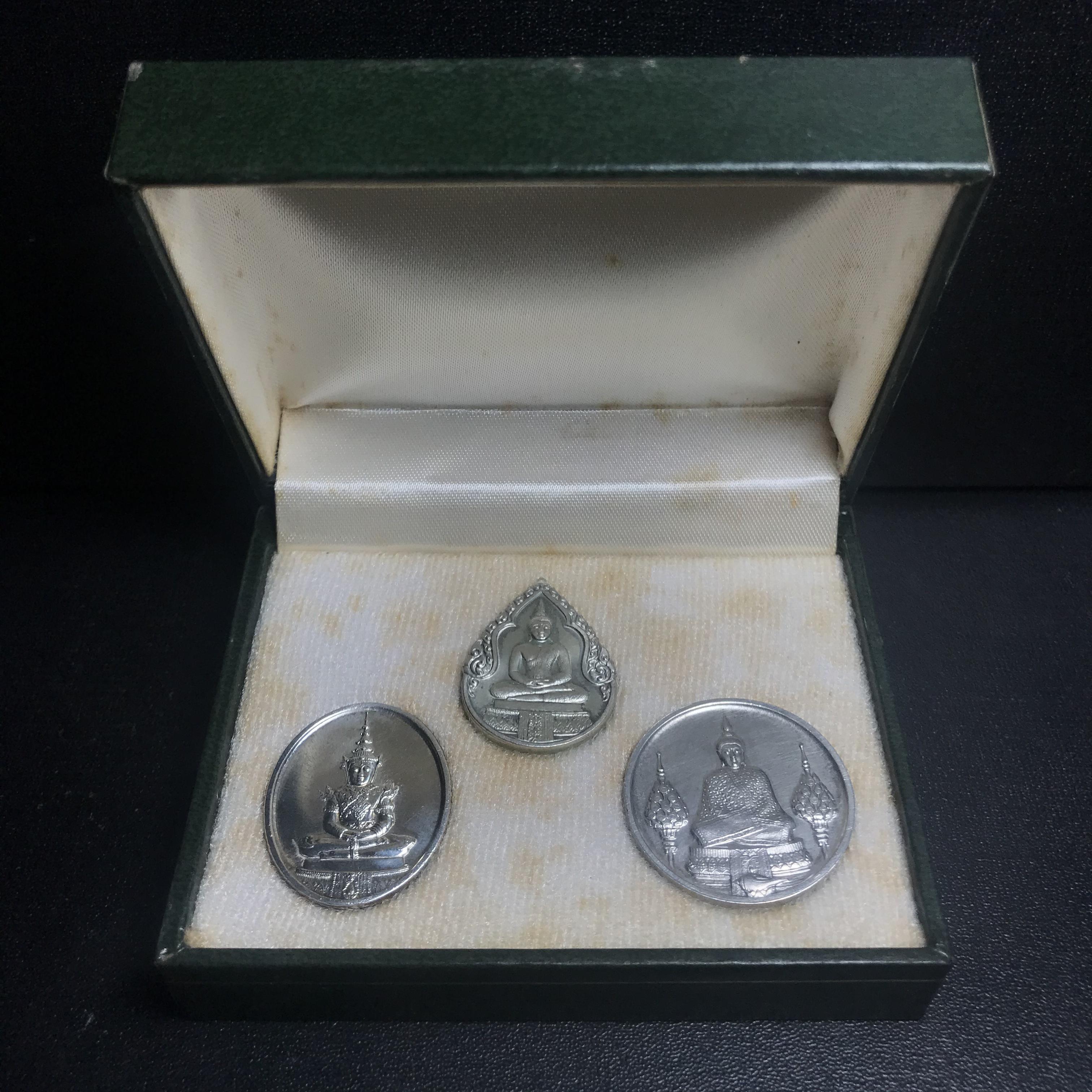 เหรียญพระแก้วมรกตหลัง ภปร ฉลองกรุงรัตนโกสินทร์ครบ 200 ปี พ.ศ.2525 เนื้อเงินกล่องบรรจุเดิมครบ3พิมพ์(บล็อกพระราชศรัธา)(ในหลวงรัชกาลที่9 เสด็จในพิธี)