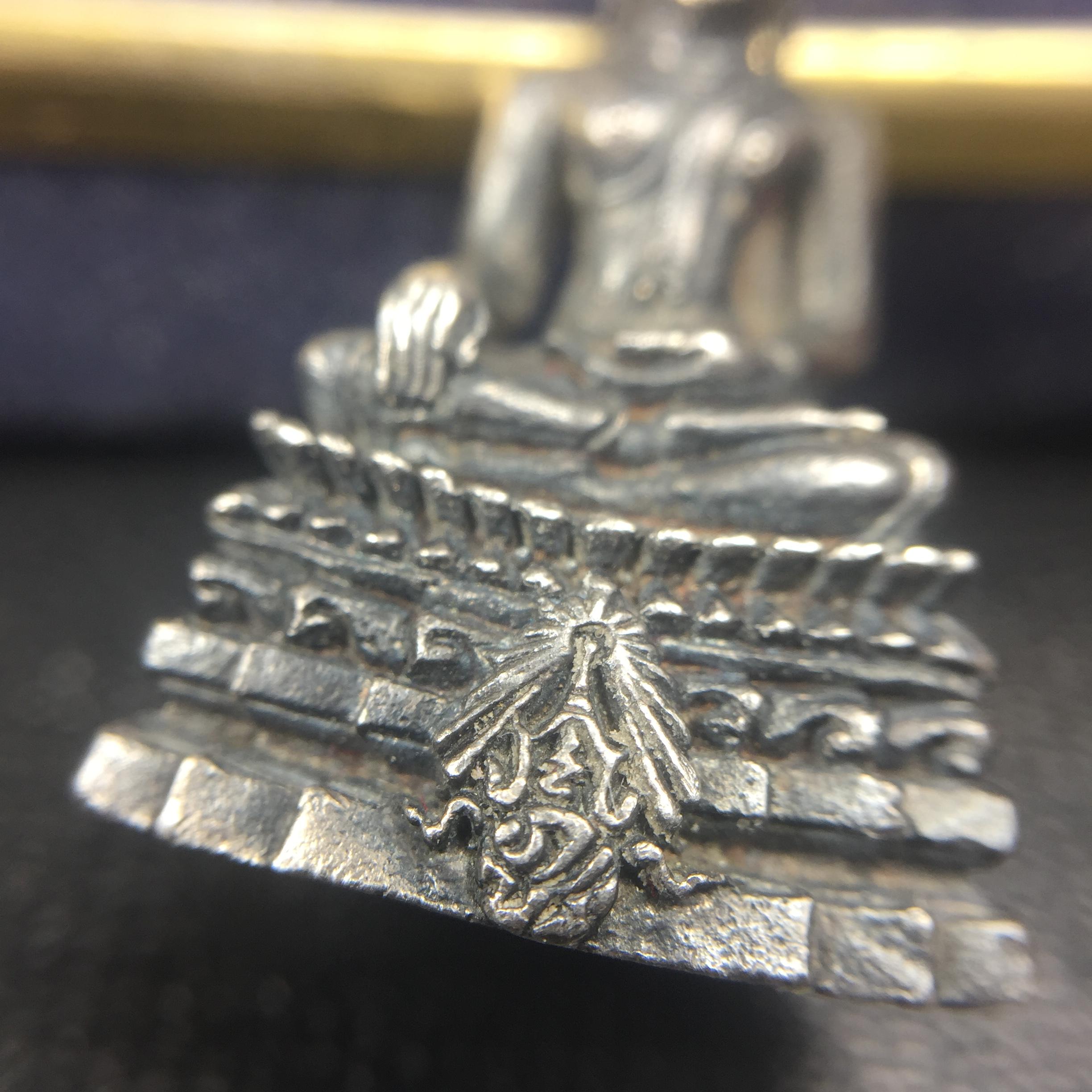 พระกริ่งพระพุทธชินสีห์ ภปร ทันโตเสฏโฐ ปี 2533 เนื้อเงิน (วัตถุมงคลหนึ่งเดียวที่บรรจุพระทนต์(ฟัน)ในหลวงรัชกาลที่9 พระราชทานให้จัดสร้าง)(1ใน1999องค์)