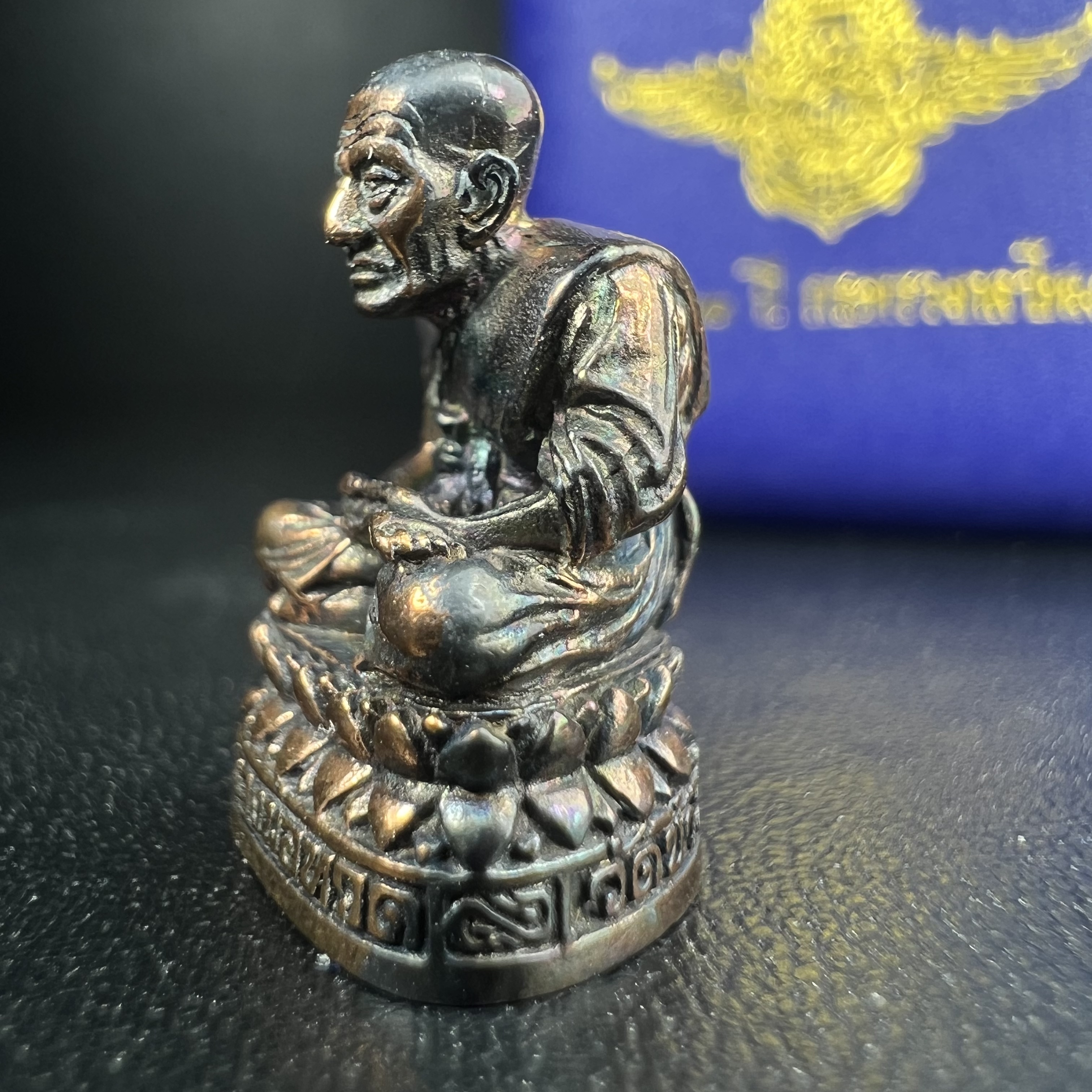 รูปเหมือนหล่อลอยองค์หลวงปู่ทวด รุ่น 111ปี กระทรวงกลาโหม เนื้อนวโลหะรมดำ-ปัดเงา ปี2540 พิธีใหญ่ เข้มขลัง นิยม พร้อมกล่องบรรจุเดิม(คัดสภาพสวยผิวเทพๆผิวรุ้งๆ)ทั้งพิธีทั้งพุทธศิลป์ทรงคุณค่าอีกหนึ่งรุ่นยอดนิยม