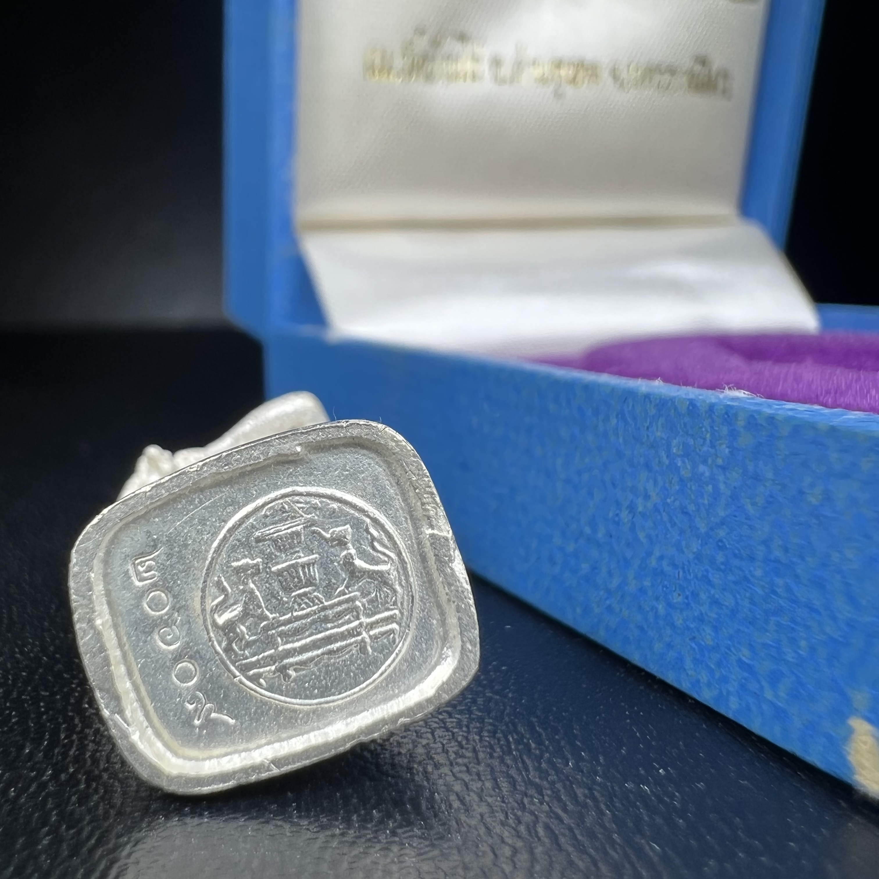 รูปหล่อหลวงพ่อคูณ รุ่นลาภ ยศ ทวีคูณ ปี2538 เนื้อเงินพ่นทรายประกายเพชร พร้อมกล่องบรรจุเดิมครบ(สภาพสวยเดิม นิยม)