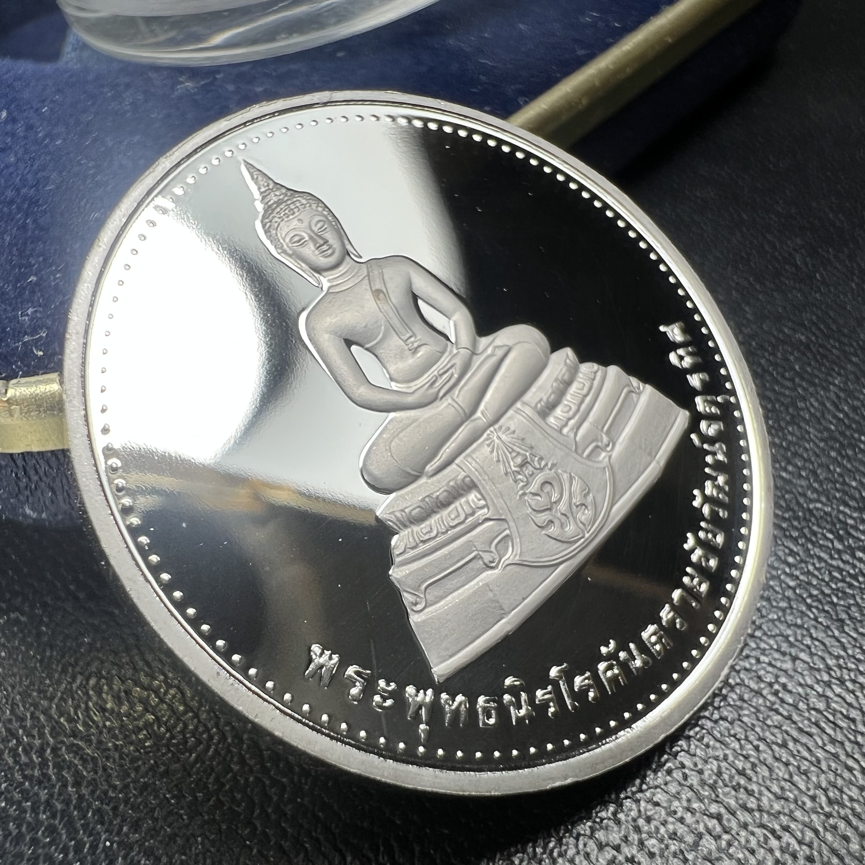 เหรียญพระพุทธนิรโรคันตรายชัยวัฒน์จตุรทิศ ภปร. วัดมงคลชัยพัฒนา จ.สระบุรี ปี2539 จัดสร้างโดย มูลนิธิชัยพัฒนา เนื้อเงินขัดเงา พิมพ์ใหญ่ ขนาด 3 ซม.มหาพุทธาภิเษก ณ.วัดพระศรีรัตนศาสดาราม(วัดพระแก้ว)ในพระบรมมหาราชวัง พ.ศ.2539พร้อมกล่องบรรจุเดิม สภาพสวย